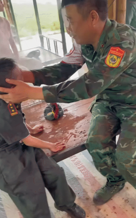 "Chiến sĩ nhí" 6 tuổi làm rạng danh khối nghỉ hè: Mùa hè ý nghĩa trong màu áo lính, được tập luyện cùng các chiến sĩ A80- Ảnh 12.