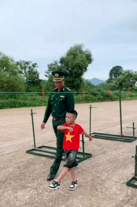 "Chiến sĩ nhí" 6 tuổi làm rạng danh khối nghỉ hè: Mùa hè ý nghĩa trong màu áo lính, được tập luyện cùng các chiến sĩ A80- Ảnh 6.