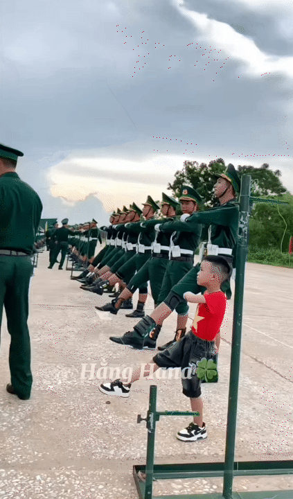"Chiến sĩ nhí" 6 tuổi làm rạng danh khối nghỉ hè: Mùa hè ý nghĩa trong màu áo lính, được tập luyện cùng các chiến sĩ A80- Ảnh 7.