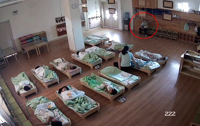 Không ngờ cảnh tượng này lại xảy ra trong giờ ngủ trưa ở trường mẫu giáo- Ảnh 1.