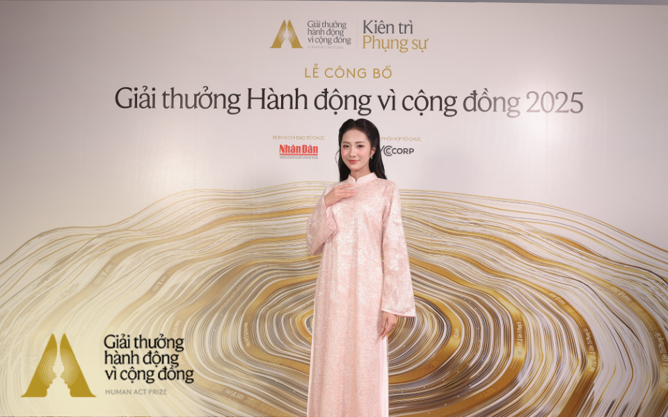 Hoa hậu Hà Trúc Linh rạng rỡ trong tà áo dài tại Human Act Prize 2025, bật mí một kế hoạch đặc biệt sắp tới - Ảnh 2.