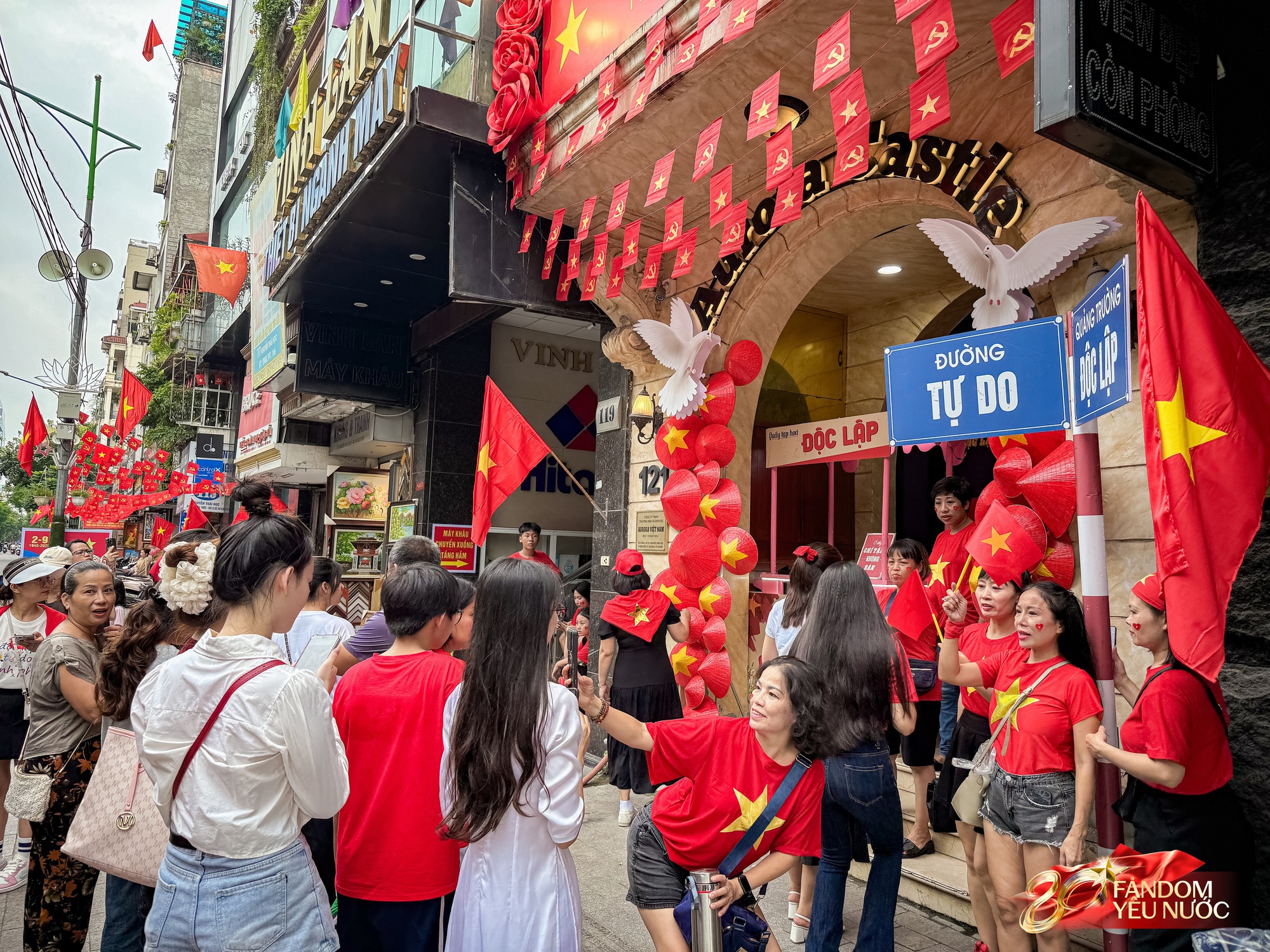 Trước nhà cầu thủ Duy Mạnh lúc này: Dân tình thích thú chụp ảnh, nhận kem miễn phí trong lúc chờ xem diễu binh- Ảnh 1. Trước nhà cầu thủ Duy Mạnh lúc này: Dân tình thích thú chụp ảnh, nhận kem miễn phí trong lúc chờ xem diễu binh- Ảnh 1.