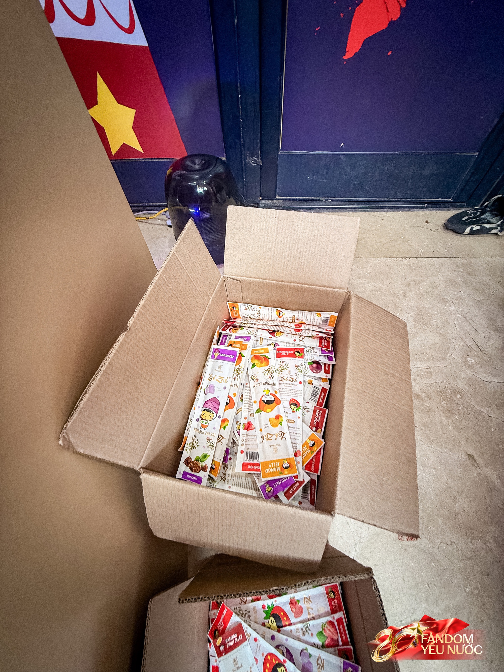 Trước nhà cầu thủ Duy Mạnh lúc này: Dân tình thích thú chụp ảnh, nhận kem miễn phí trong lúc chờ xem diễu binh- Ảnh 10. Trước nhà cầu thủ Duy Mạnh lúc này: Dân tình thích thú chụp ảnh, nhận kem miễn phí trong lúc chờ xem diễu binh- Ảnh 10.