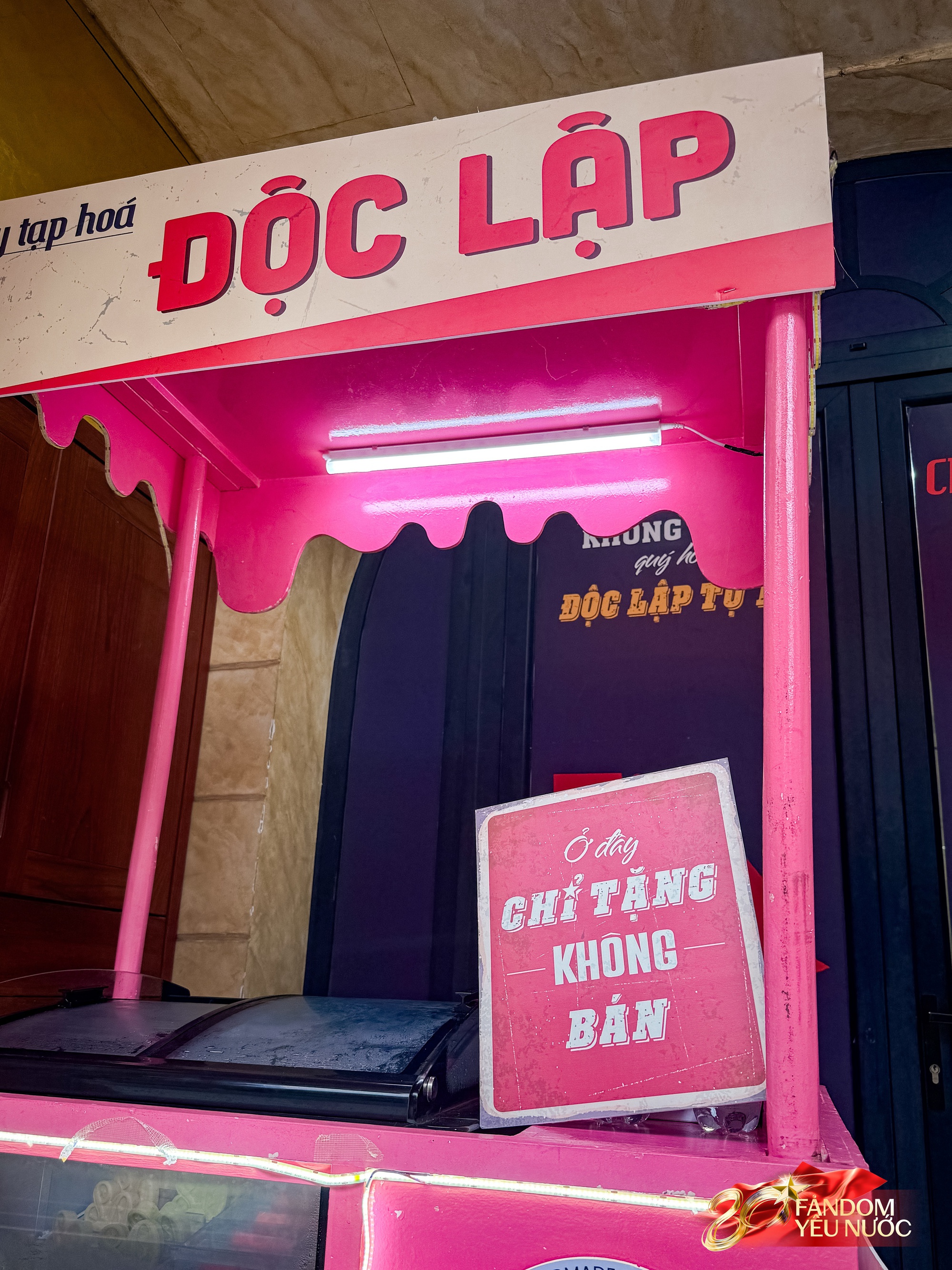 Trước nhà cầu thủ Duy Mạnh lúc này: Dân tình thích thú chụp ảnh, nhận kem miễn phí trong lúc chờ xem diễu binh- Ảnh 11. Trước nhà cầu thủ Duy Mạnh lúc này: Dân tình thích thú chụp ảnh, nhận kem miễn phí trong lúc chờ xem diễu binh- Ảnh 11.