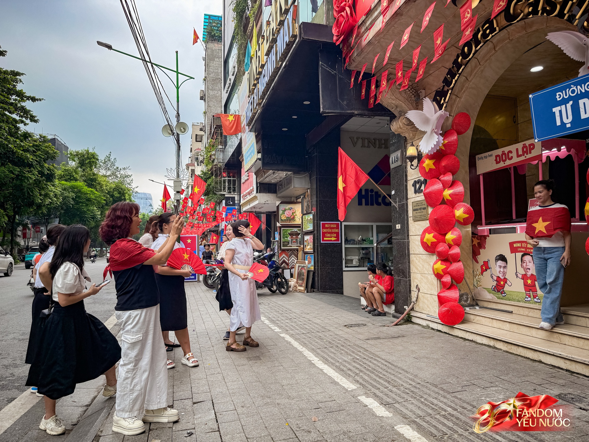 Trước nhà cầu thủ Duy Mạnh lúc này: Dân tình thích thú chụp ảnh, nhận kem miễn phí trong lúc chờ xem diễu binh- Ảnh 12. Trước nhà cầu thủ Duy Mạnh lúc này: Dân tình thích thú chụp ảnh, nhận kem miễn phí trong lúc chờ xem diễu binh- Ảnh 12.