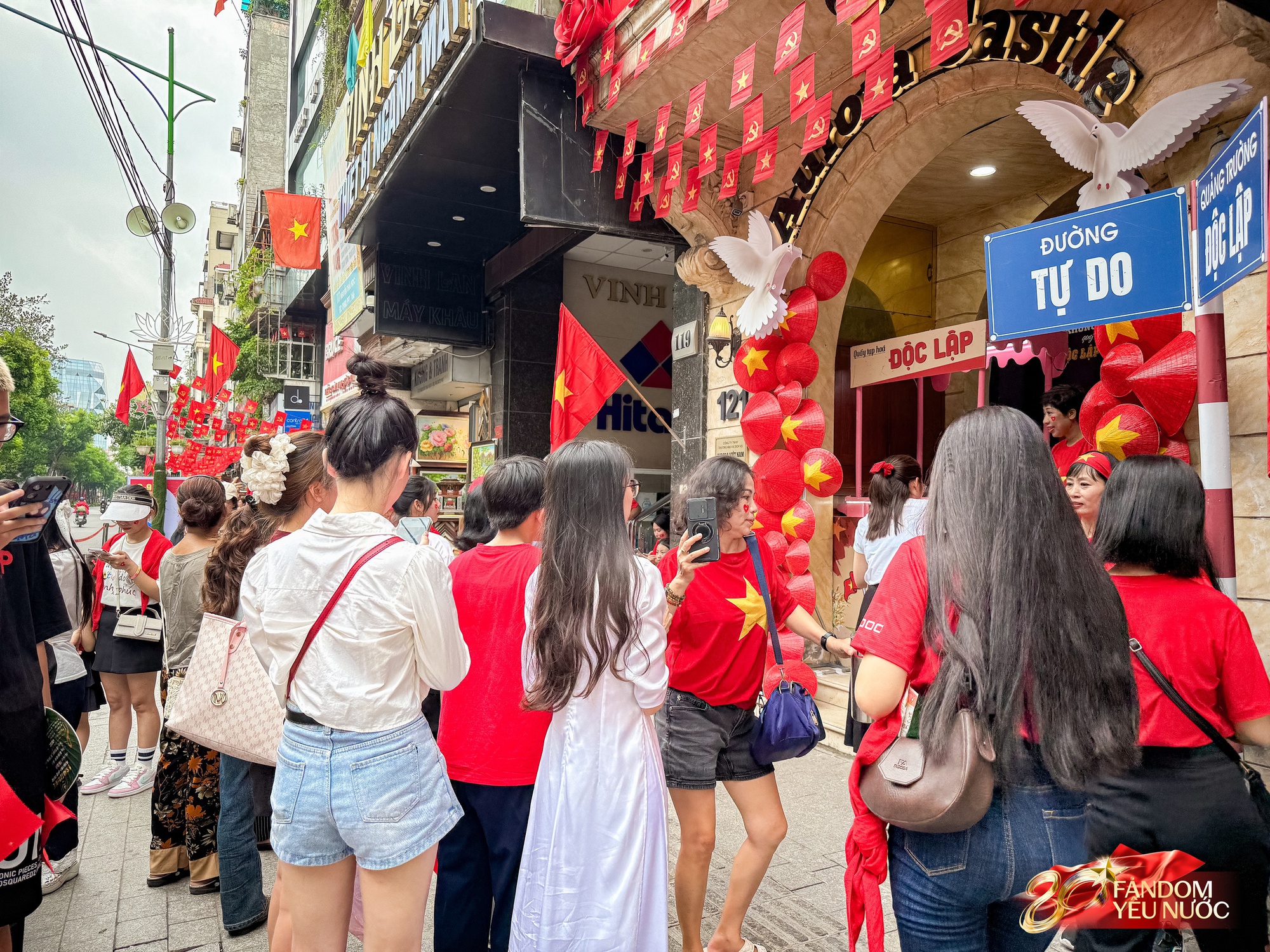 Trước nhà cầu thủ Duy Mạnh lúc này: Dân tình thích thú chụp ảnh, nhận kem miễn phí trong lúc chờ xem diễu binh- Ảnh 13. Trước nhà cầu thủ Duy Mạnh lúc này: Dân tình thích thú chụp ảnh, nhận kem miễn phí trong lúc chờ xem diễu binh- Ảnh 13.