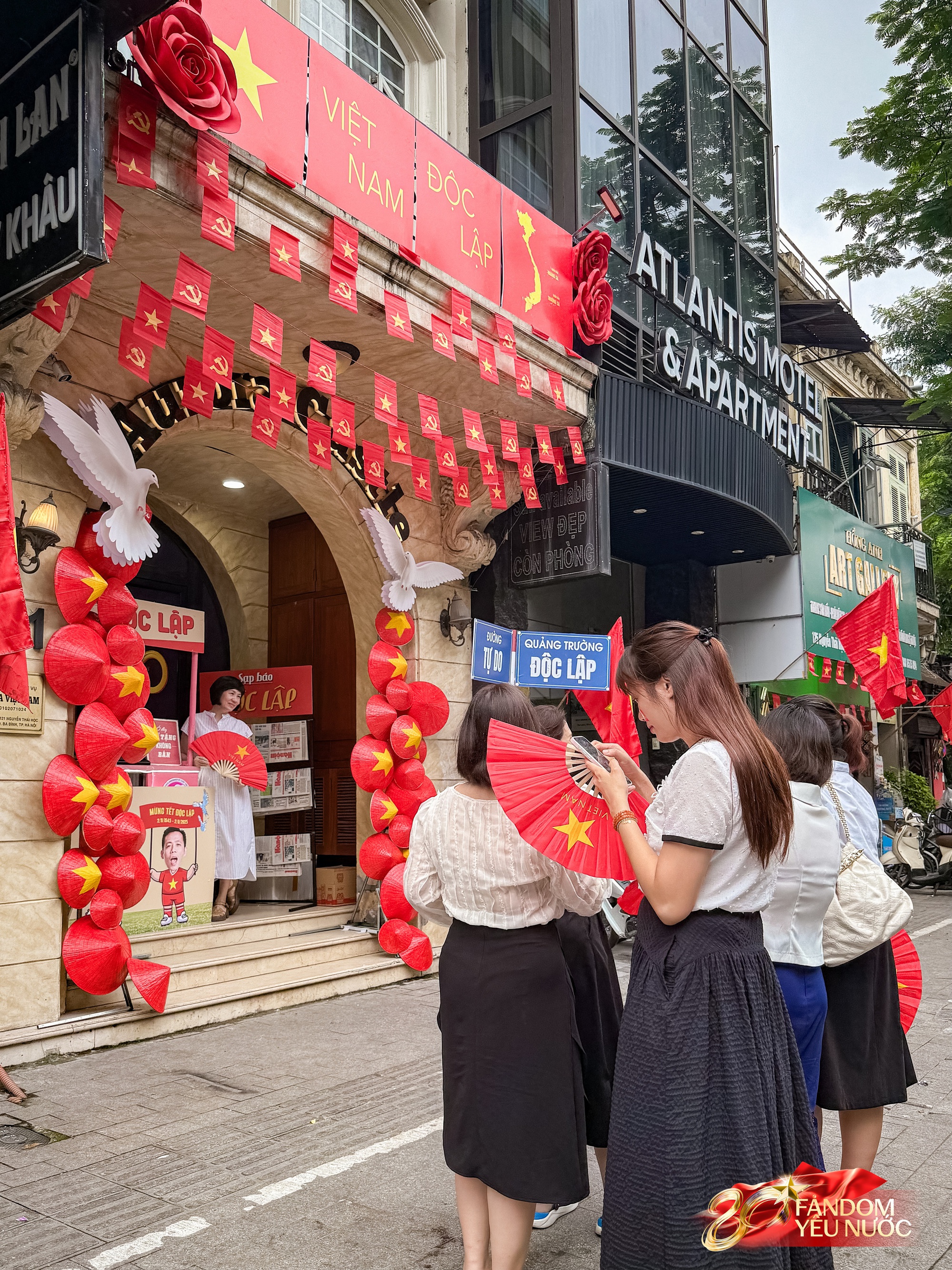 Trước nhà cầu thủ Duy Mạnh lúc này: Dân tình thích thú chụp ảnh, nhận kem miễn phí trong lúc chờ xem diễu binh- Ảnh 15. Trước nhà cầu thủ Duy Mạnh lúc này: Dân tình thích thú chụp ảnh, nhận kem miễn phí trong lúc chờ xem diễu binh- Ảnh 15.