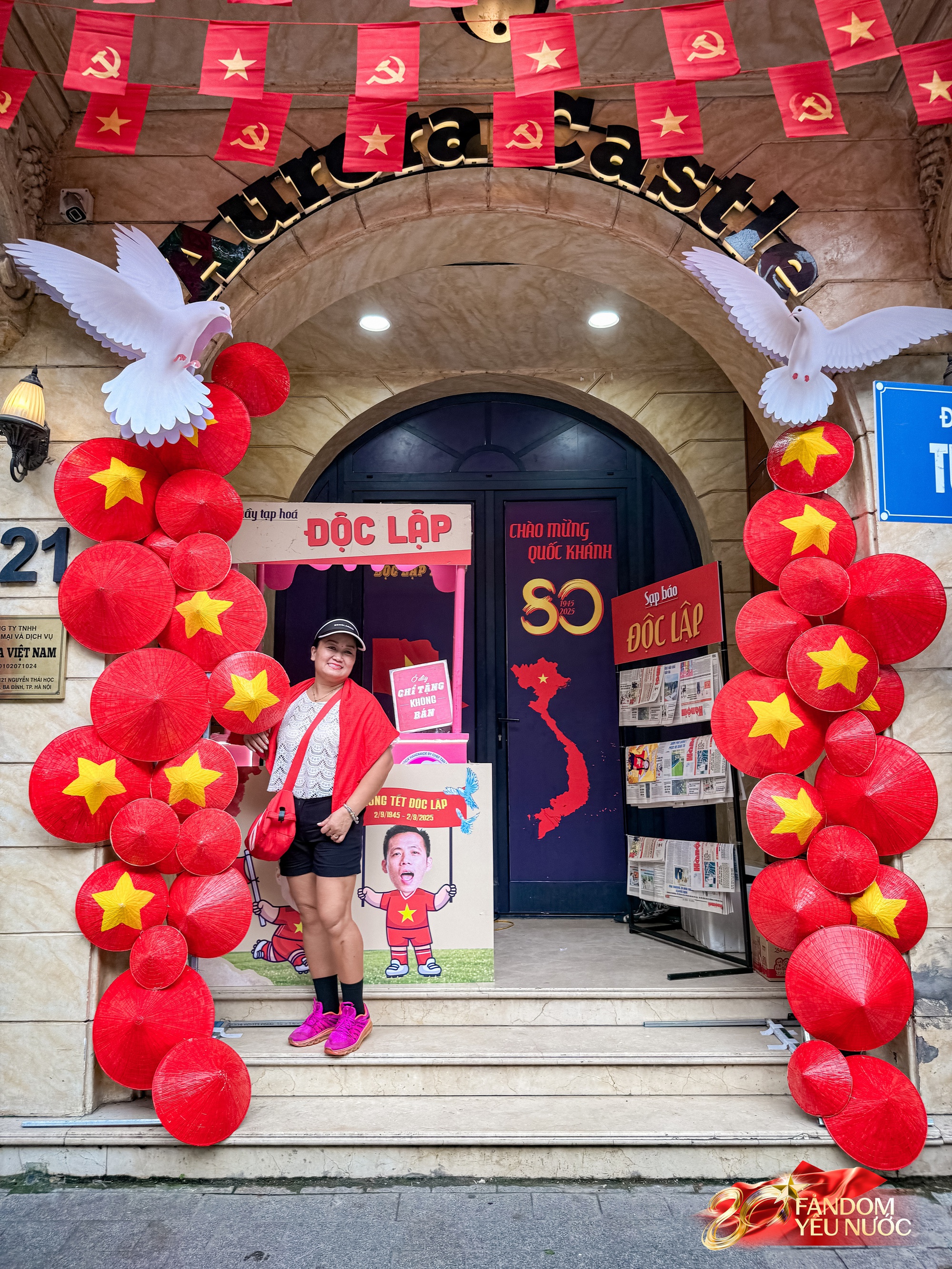 Trước nhà cầu thủ Duy Mạnh lúc này: Dân tình thích thú chụp ảnh, nhận kem miễn phí trong lúc chờ xem diễu binh- Ảnh 14. Trước nhà cầu thủ Duy Mạnh lúc này: Dân tình thích thú chụp ảnh, nhận kem miễn phí trong lúc chờ xem diễu binh- Ảnh 14.