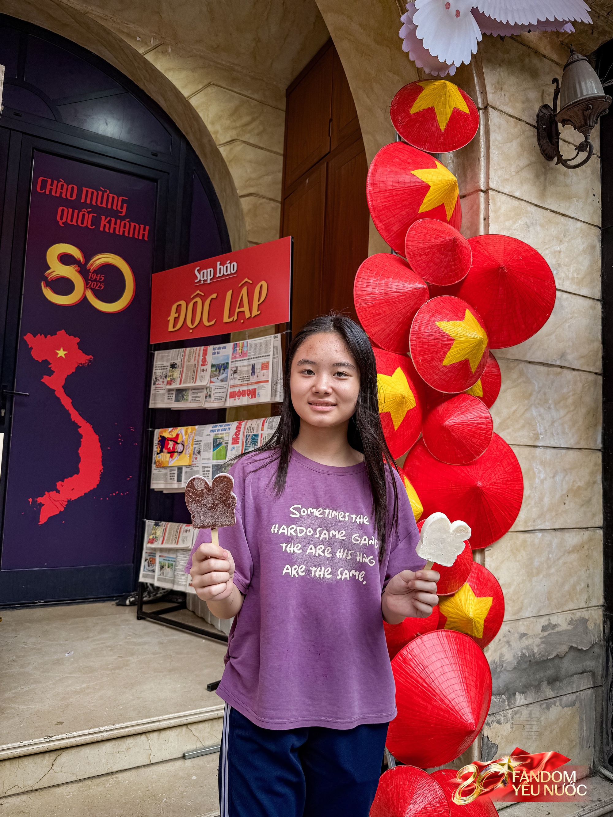 Trước nhà cầu thủ Duy Mạnh lúc này: Dân tình thích thú chụp ảnh, nhận kem miễn phí trong lúc chờ xem diễu binh- Ảnh 16. Trước nhà cầu thủ Duy Mạnh lúc này: Dân tình thích thú chụp ảnh, nhận kem miễn phí trong lúc chờ xem diễu binh- Ảnh 16.