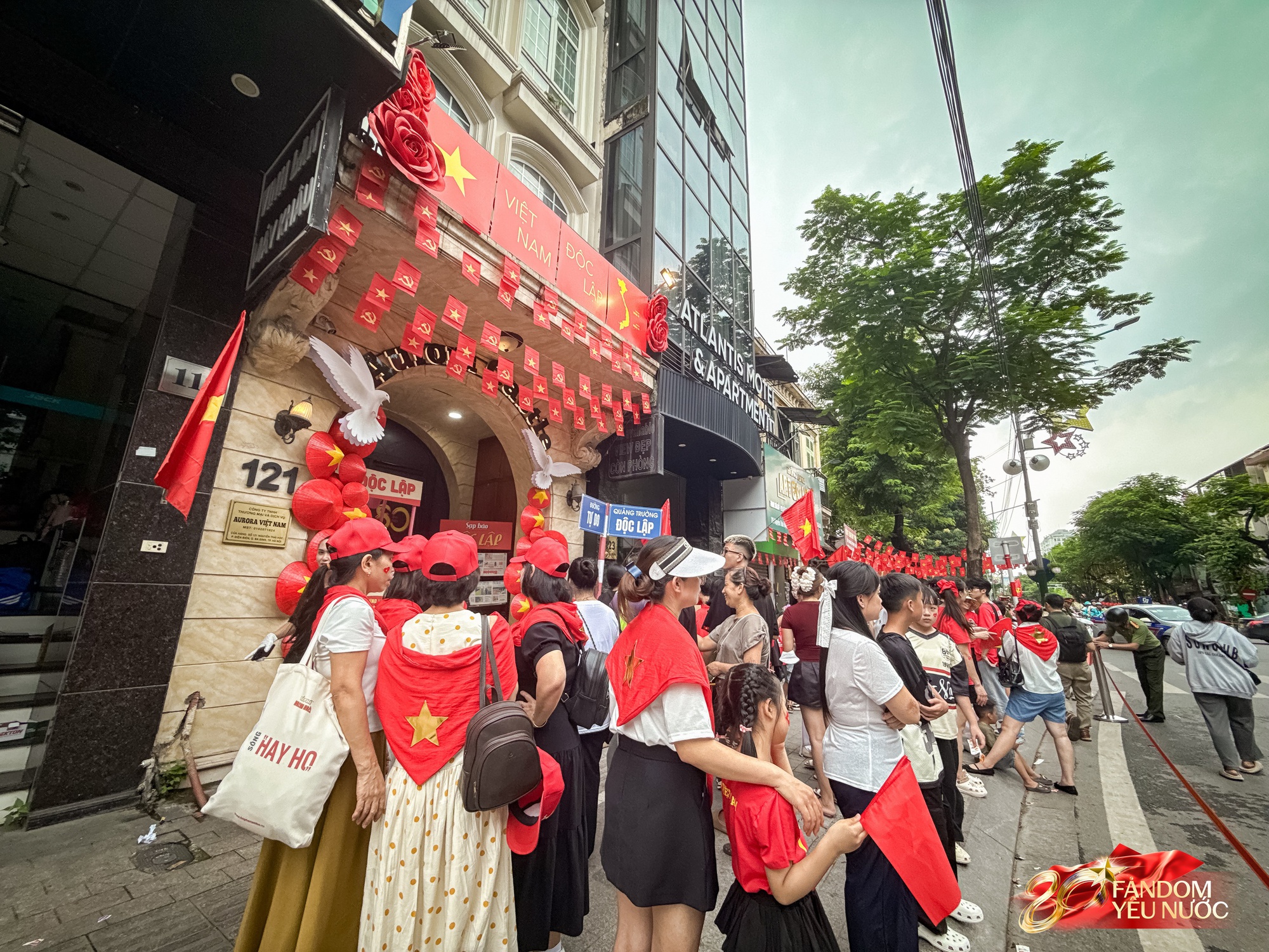 Trước nhà cầu thủ Duy Mạnh lúc này: Dân tình thích thú chụp ảnh, nhận kem miễn phí trong lúc chờ xem diễu binh- Ảnh 2. Trước nhà cầu thủ Duy Mạnh lúc này: Dân tình thích thú chụp ảnh, nhận kem miễn phí trong lúc chờ xem diễu binh- Ảnh 2.