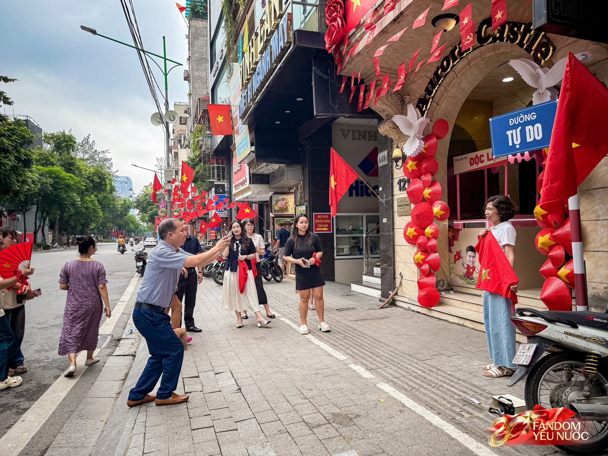 Trước nhà cầu thủ Duy Mạnh lúc này: Dân tình thích thú chụp ảnh, nhận kem miễn phí trong lúc chờ xem diễu binh- Ảnh 4. Trước nhà cầu thủ Duy Mạnh lúc này: Dân tình thích thú chụp ảnh, nhận kem miễn phí trong lúc chờ xem diễu binh- Ảnh 4.