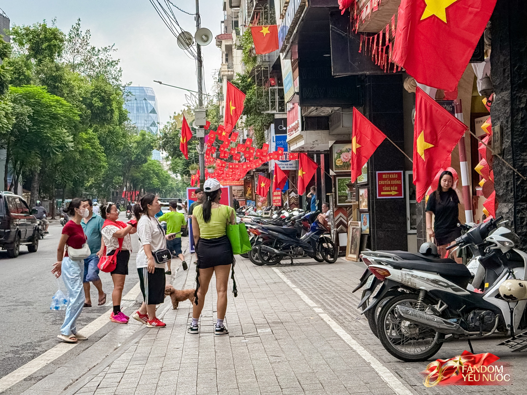 Trước nhà cầu thủ Duy Mạnh lúc này: Dân tình thích thú chụp ảnh, nhận kem miễn phí trong lúc chờ xem diễu binh- Ảnh 3. Trước nhà cầu thủ Duy Mạnh lúc này: Dân tình thích thú chụp ảnh, nhận kem miễn phí trong lúc chờ xem diễu binh- Ảnh 3.