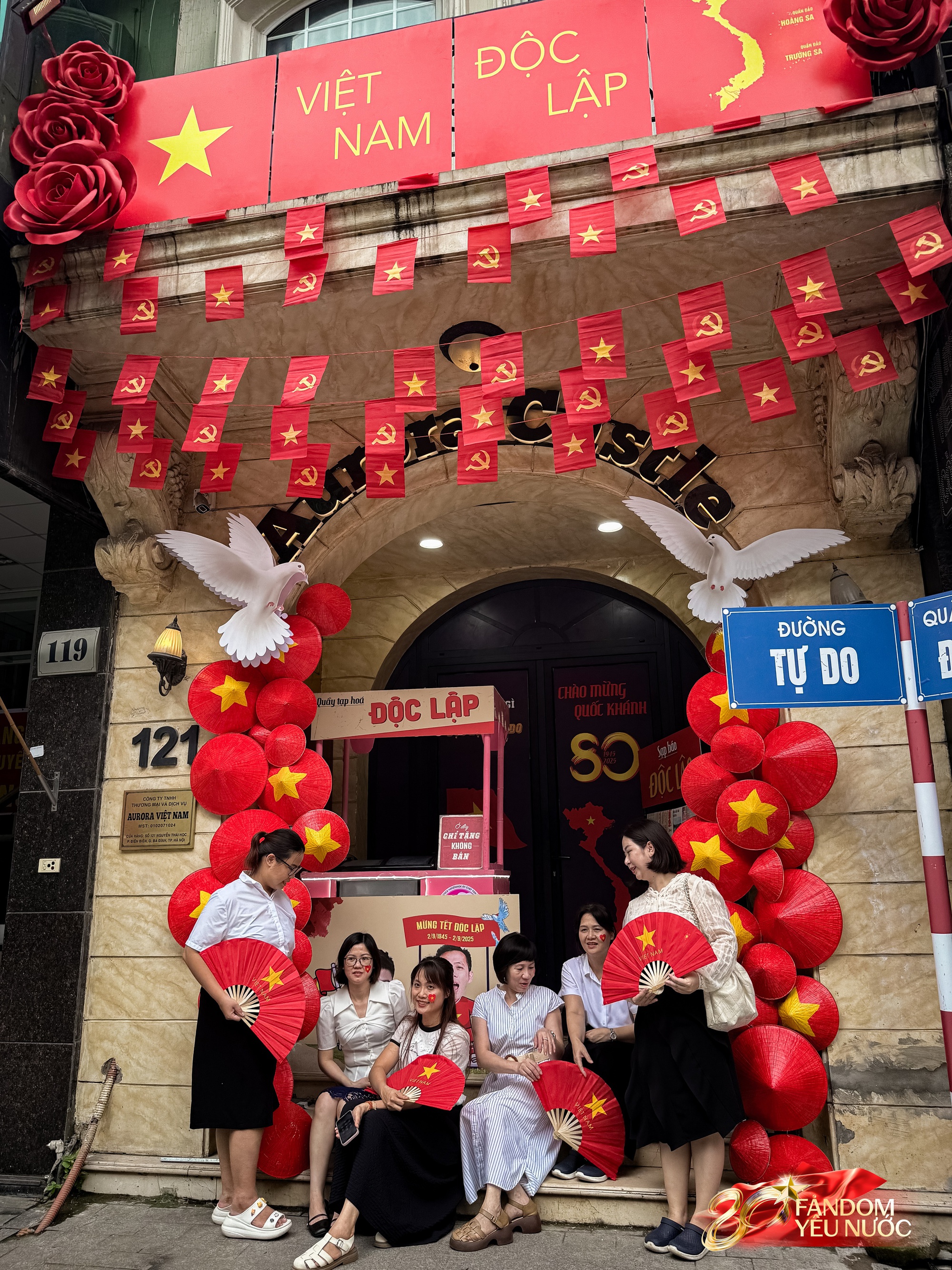 Trước nhà cầu thủ Duy Mạnh lúc này: Dân tình thích thú chụp ảnh, nhận kem miễn phí trong lúc chờ xem diễu binh- Ảnh 5. Trước nhà cầu thủ Duy Mạnh lúc này: Dân tình thích thú chụp ảnh, nhận kem miễn phí trong lúc chờ xem diễu binh- Ảnh 5.