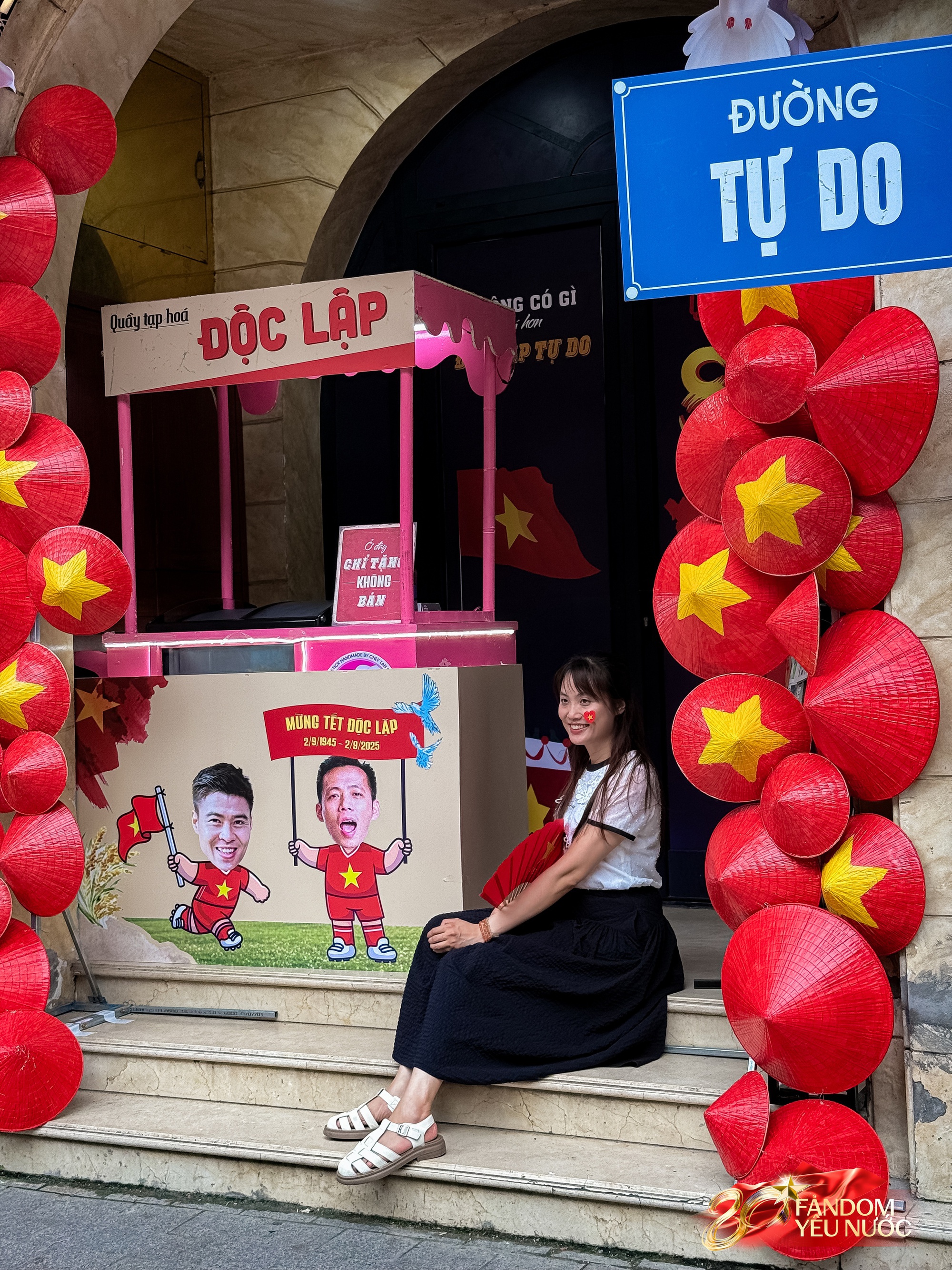 Trước nhà cầu thủ Duy Mạnh lúc này: Dân tình thích thú chụp ảnh, nhận kem miễn phí trong lúc chờ xem diễu binh- Ảnh 6. Trước nhà cầu thủ Duy Mạnh lúc này: Dân tình thích thú chụp ảnh, nhận kem miễn phí trong lúc chờ xem diễu binh- Ảnh 6.