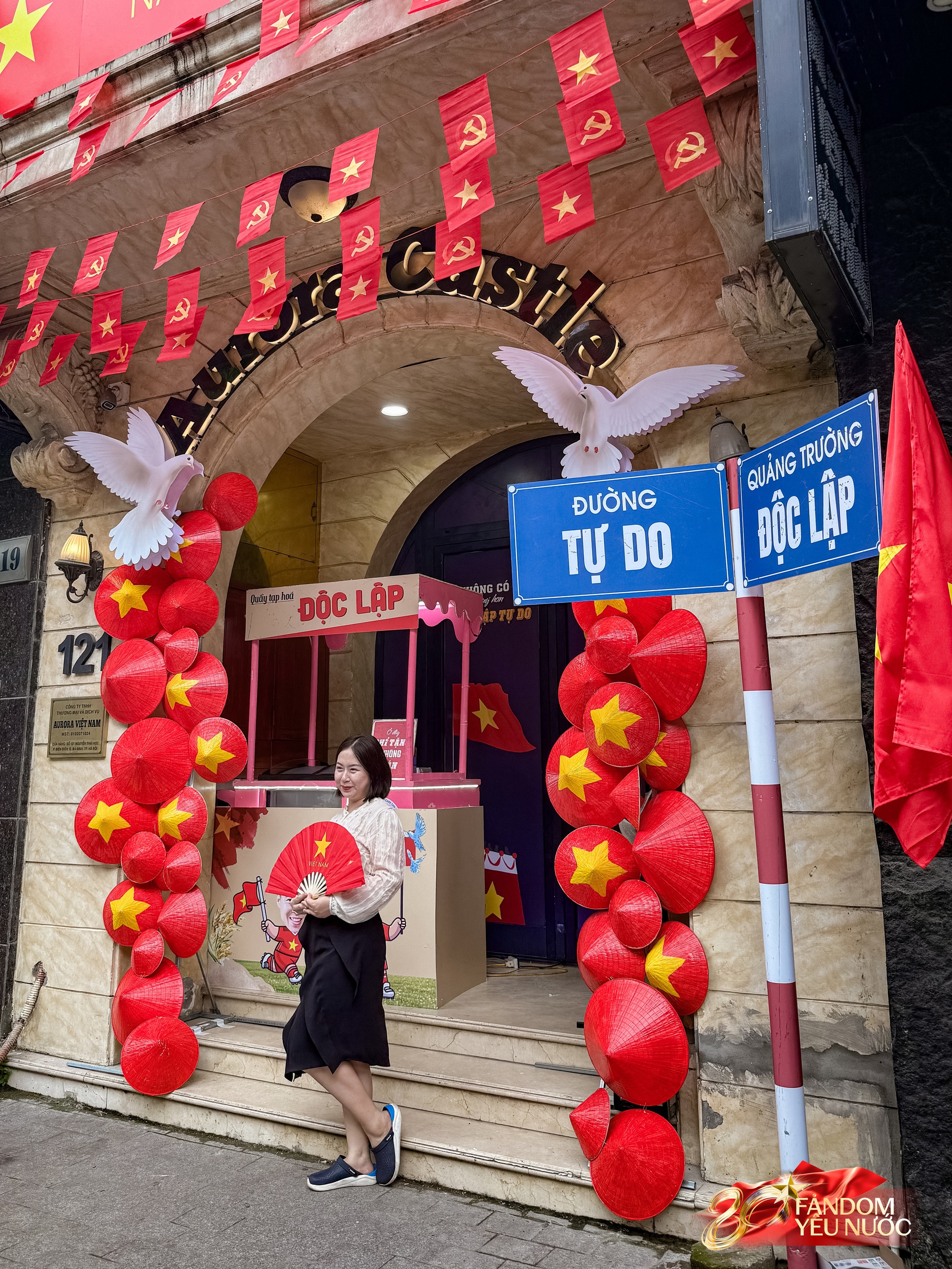 Trước nhà cầu thủ Duy Mạnh lúc này: Dân tình thích thú chụp ảnh, nhận kem miễn phí trong lúc chờ xem diễu binh- Ảnh 7. Trước nhà cầu thủ Duy Mạnh lúc này: Dân tình thích thú chụp ảnh, nhận kem miễn phí trong lúc chờ xem diễu binh- Ảnh 7.