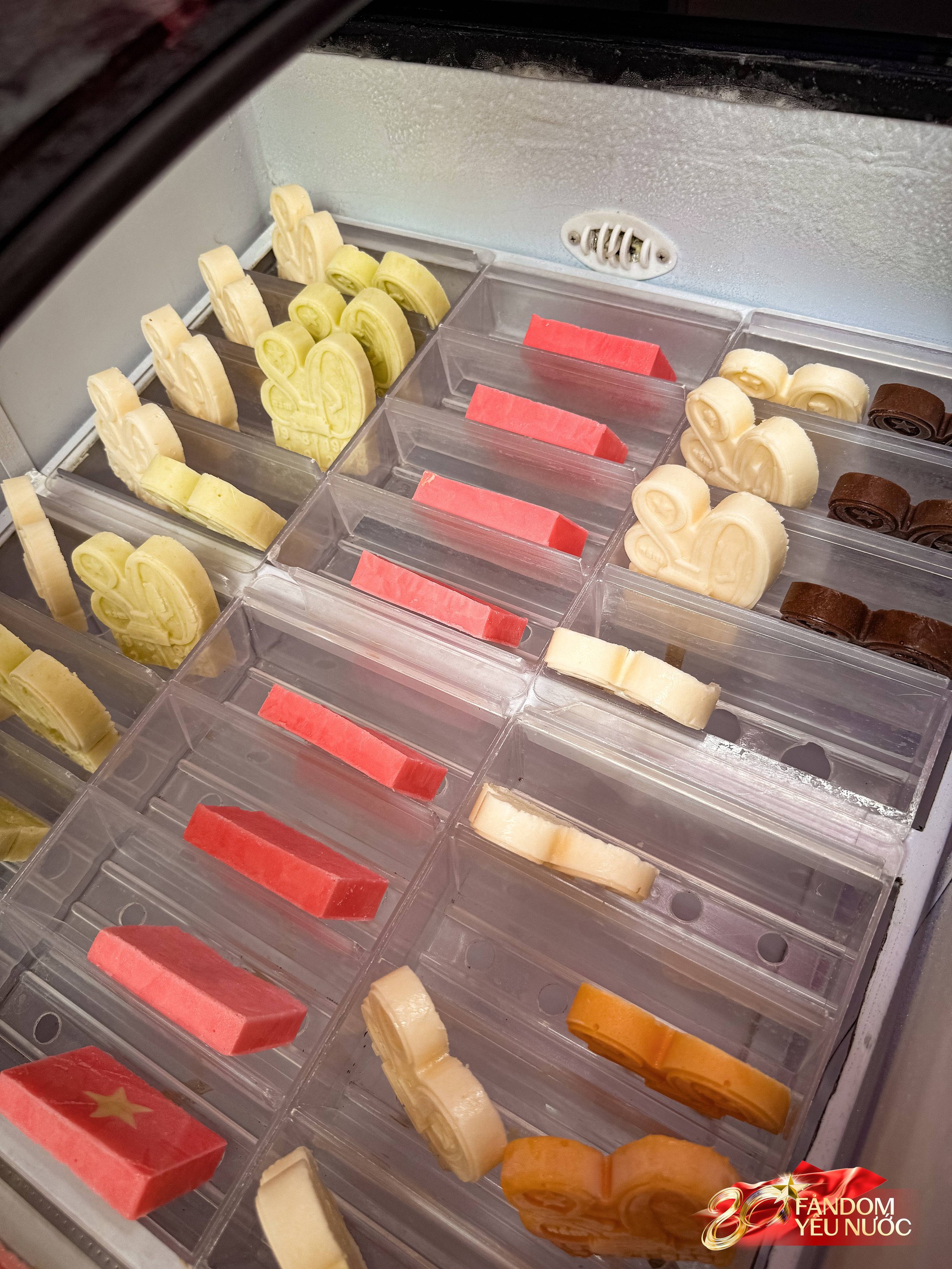 Trước nhà cầu thủ Duy Mạnh lúc này: Dân tình thích thú chụp ảnh, nhận kem miễn phí trong lúc chờ xem diễu binh- Ảnh 8. Trước nhà cầu thủ Duy Mạnh lúc này: Dân tình thích thú chụp ảnh, nhận kem miễn phí trong lúc chờ xem diễu binh- Ảnh 8.