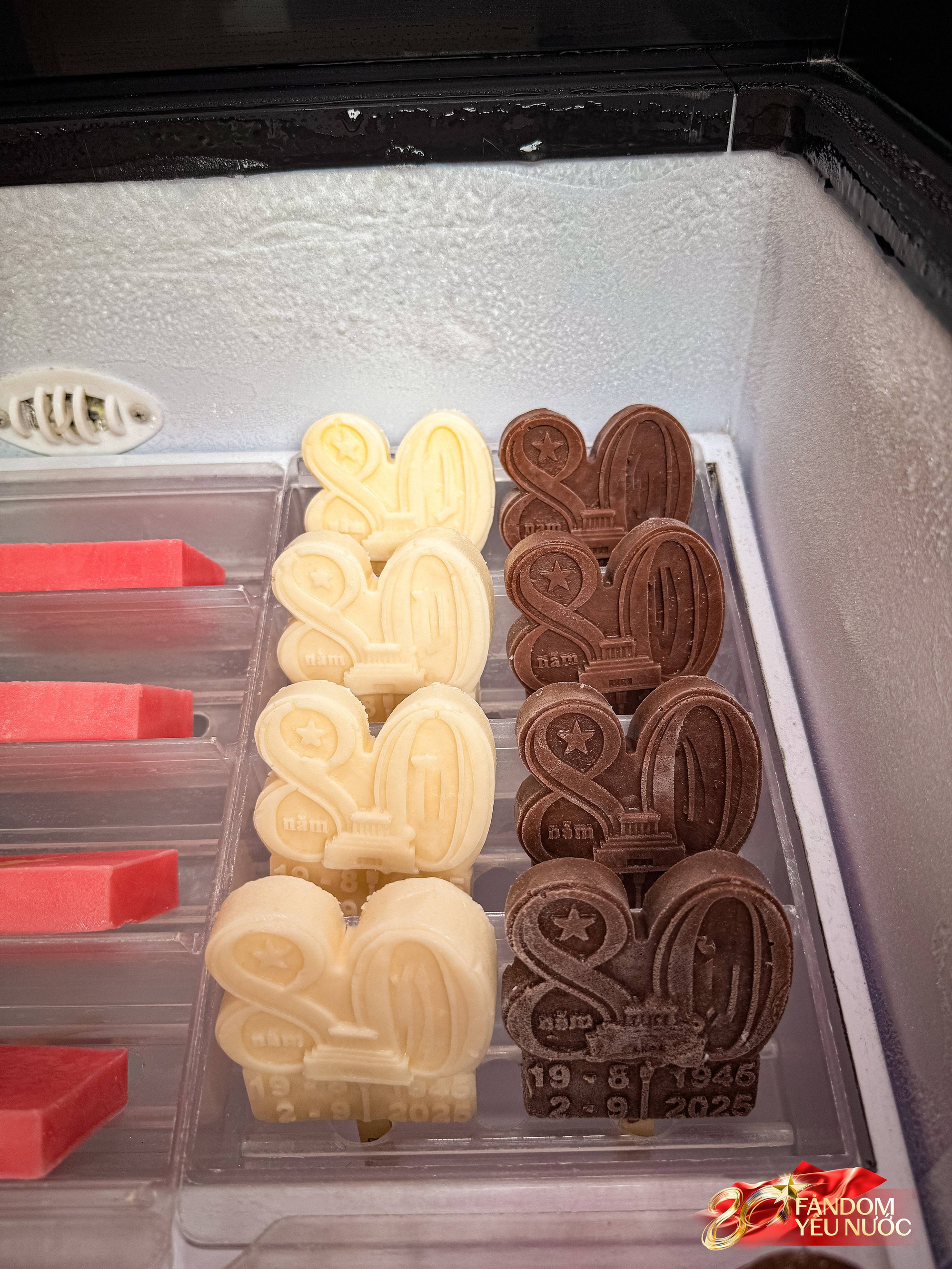 Trước nhà cầu thủ Duy Mạnh lúc này: Dân tình thích thú chụp ảnh, nhận kem miễn phí trong lúc chờ xem diễu binh- Ảnh 9. Trước nhà cầu thủ Duy Mạnh lúc này: Dân tình thích thú chụp ảnh, nhận kem miễn phí trong lúc chờ xem diễu binh- Ảnh 9.