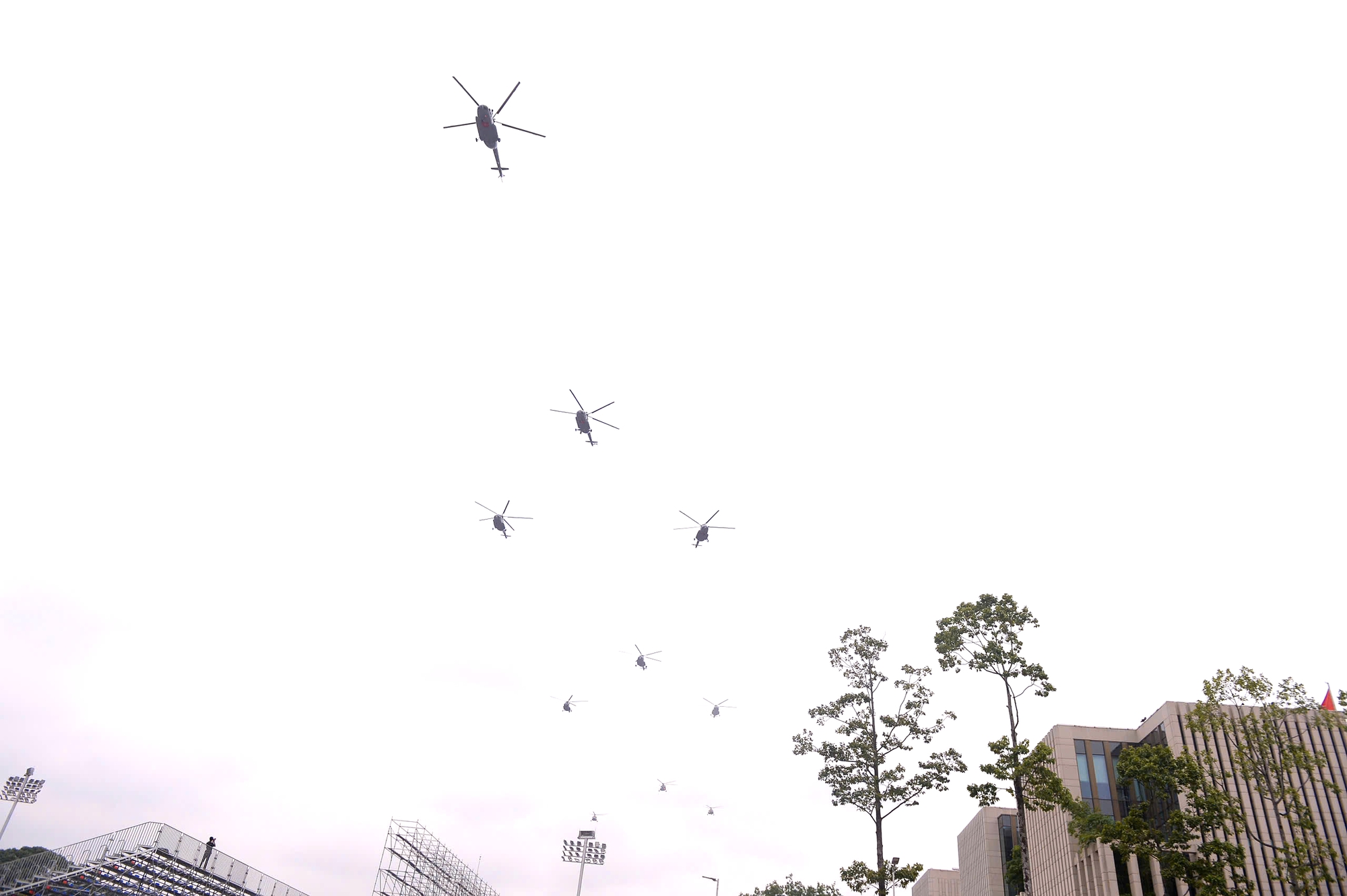 VIDEO: Máy bay tập luyện diễu binh vào Quảng trường Ba Đình- Ảnh 2. VIDEO: Máy bay CASA, trực thăng bay diễn tập trên Quảng trường Ba Đình, chuẩn bị cho A80 - Ảnh 1.