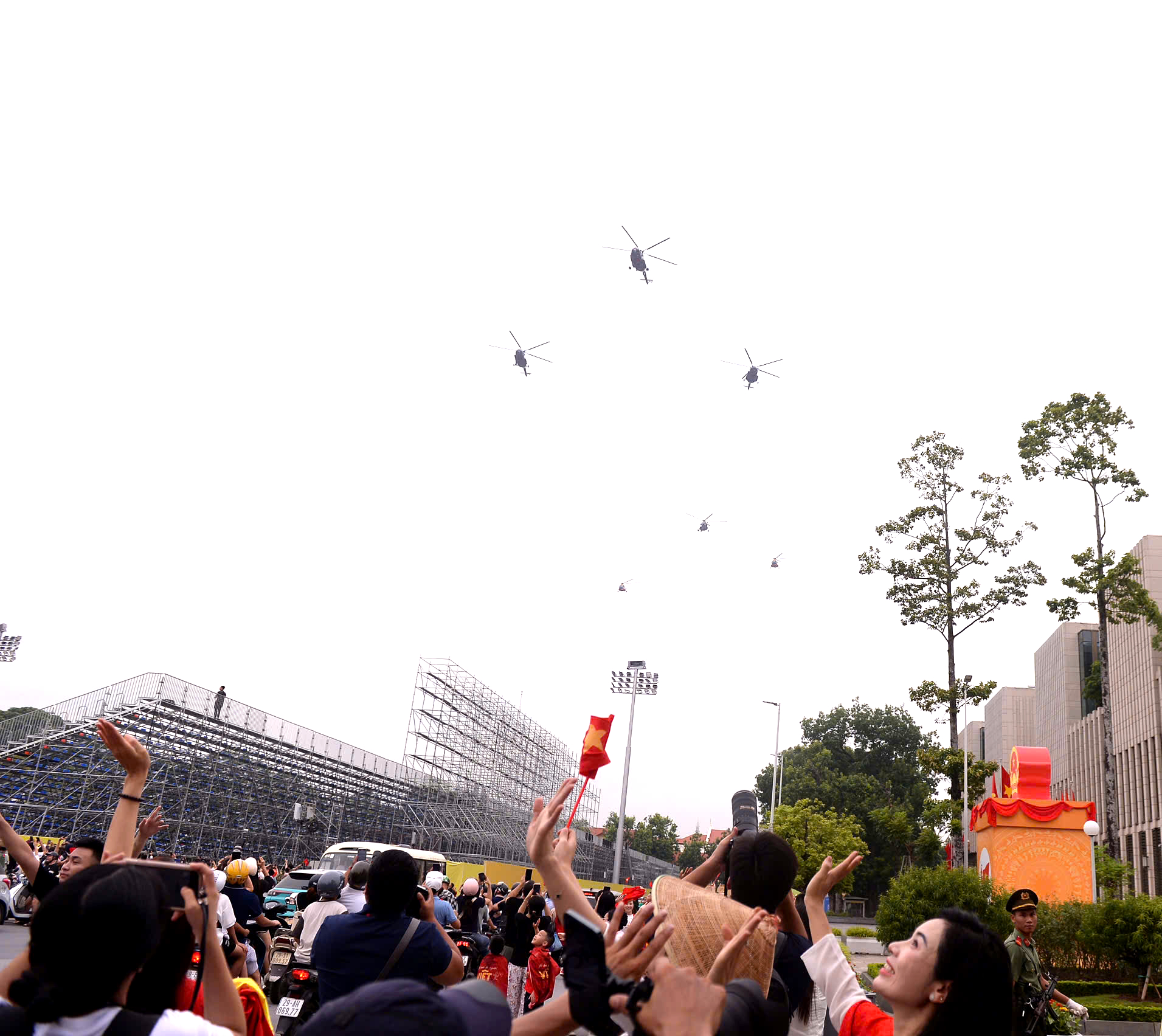 VIDEO: Máy bay tập luyện diễu binh vào Quảng trường Ba Đình- Ảnh 3. VIDEO: Máy bay CASA, trực thăng bay diễn tập trên Quảng trường Ba Đình, chuẩn bị cho A80 - Ảnh 2.