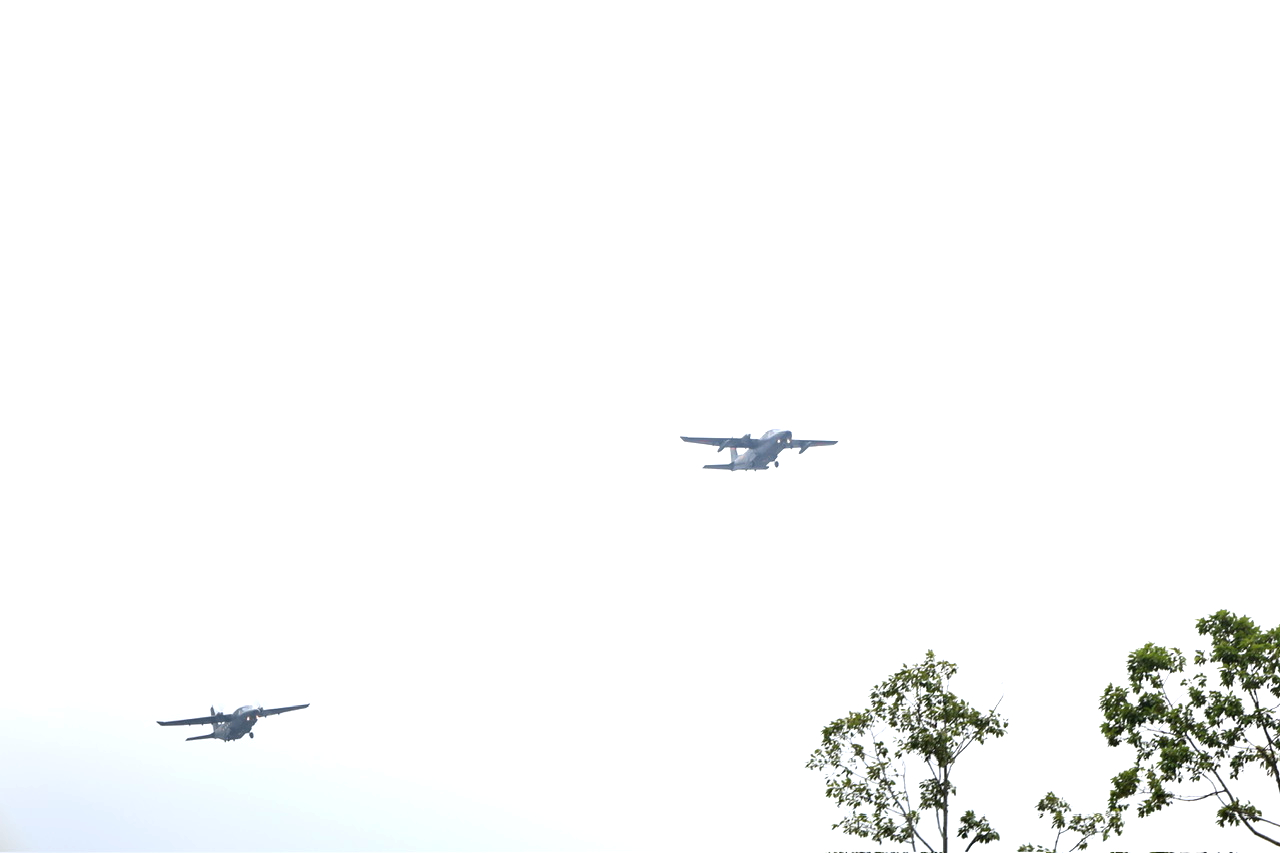 VIDEO: Máy bay tập luyện diễu binh vào Quảng trường Ba Đình- Ảnh 4. VIDEO: Máy bay CASA, trực thăng bay diễn tập trên Quảng trường Ba Đình, chuẩn bị cho A80 - Ảnh 3.