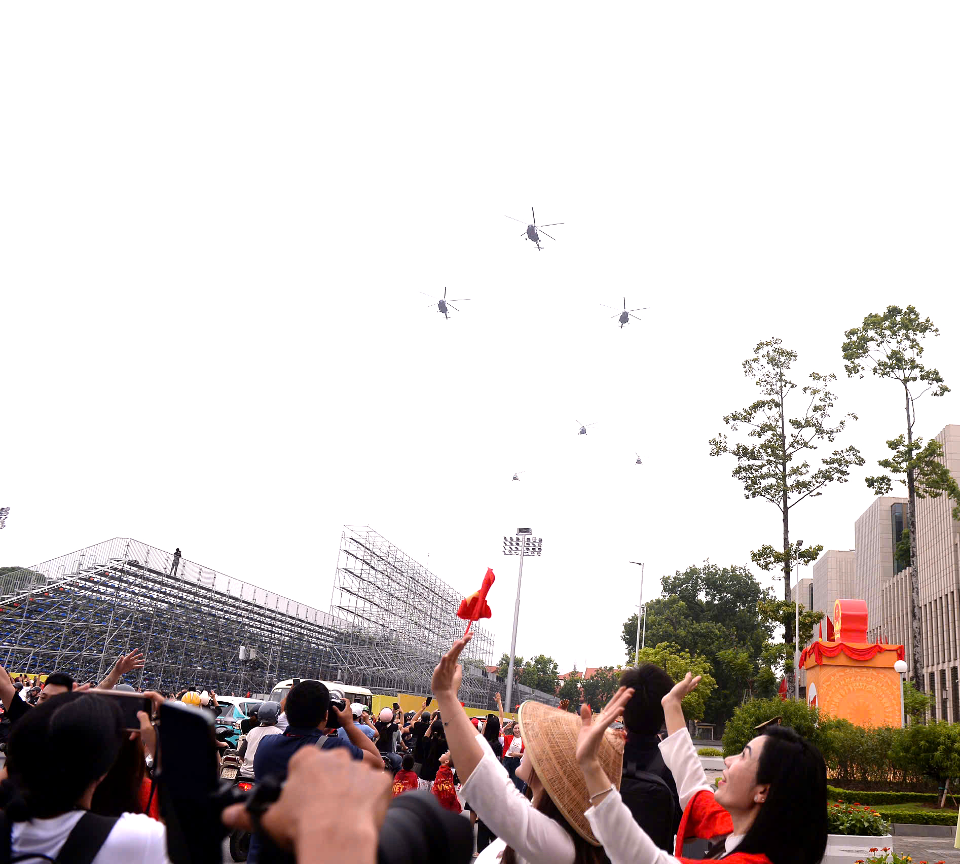 VIDEO: Máy bay tập luyện diễu binh vào Quảng trường Ba Đình- Ảnh 7. VIDEO: Máy bay CASA, trực thăng bay diễn tập trên Quảng trường Ba Đình, chuẩn bị cho A80 - Ảnh 6.