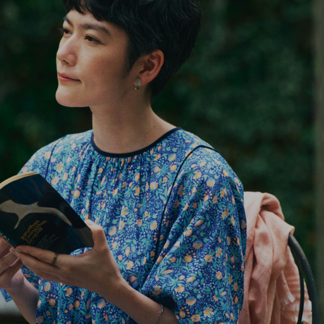 Kế hoạch 30 ngày giúp phụ nữ tuổi 40+ tối giản tủ đồ: Giảm bớt áp lực chọn đồ, mặc gì cũng thấy vừa vặn với chính mình- Ảnh 2.