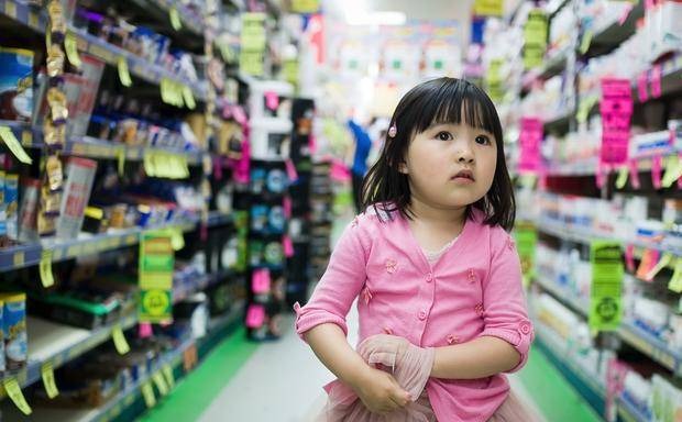 Giữa siêu thị đông đúc, lời con nhỏ làm một người mẹ òa khóc- Ảnh 1.