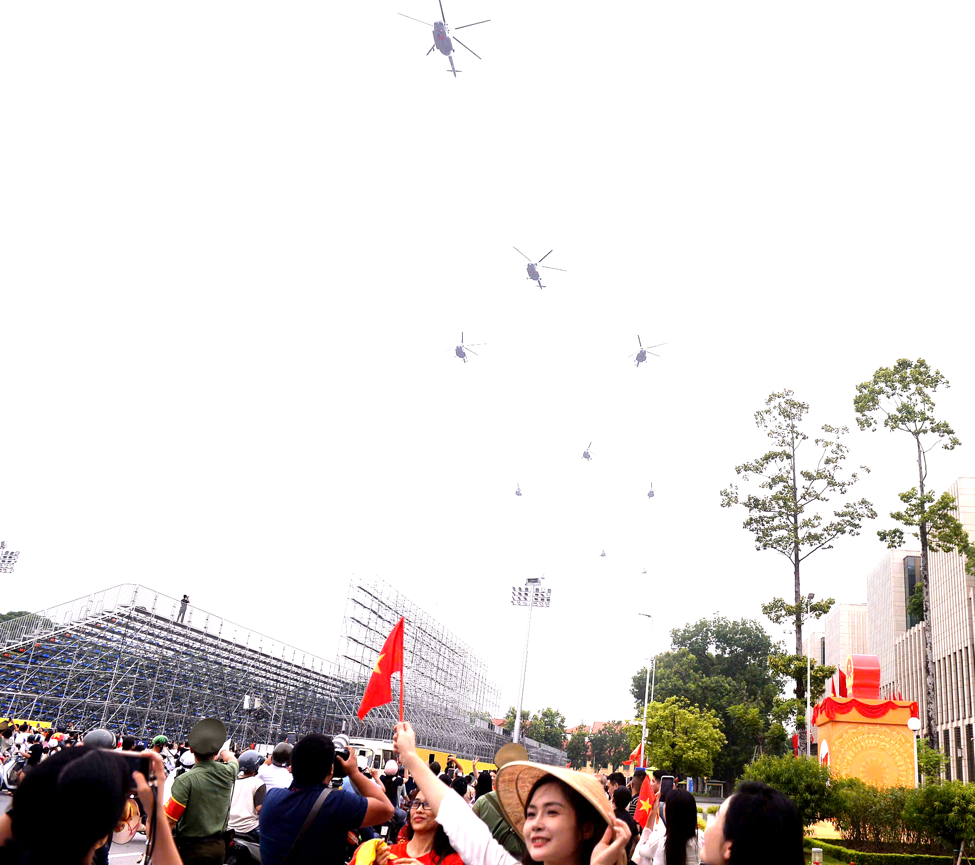 VIDEO: Máy bay tập luyện diễu binh vào Quảng trường Ba Đình- Ảnh 6. VIDEO: Máy bay CASA, trực thăng bay diễn tập trên Quảng trường Ba Đình, chuẩn bị cho A80 - Ảnh 5.