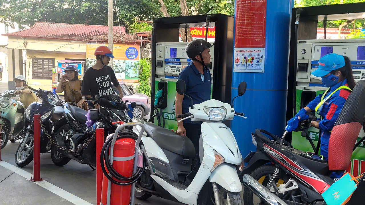Giá xăng RON 95 tăng lên hơn 20.000 đồng/lít - Ảnh 1.