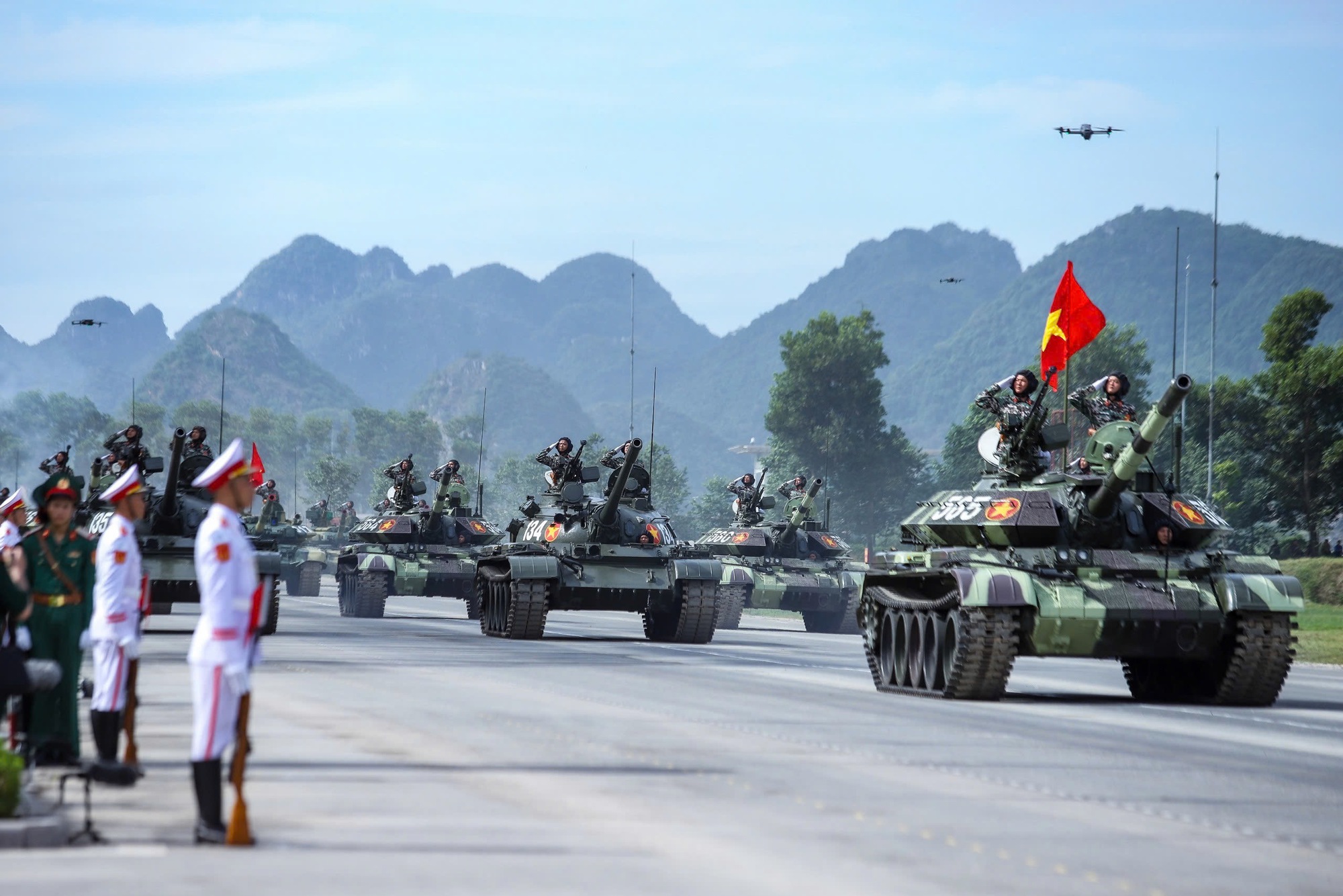 Ngắm xe tăng, tên lửa, UAV hiện đại xuất hiện trong buổi hợp luyện tối 21-8- Ảnh 2. Ngắm xe tăng, tên lửa, UAV hiện đại xuất hiện trong buổi hợp luyện tối 21-8- Ảnh 2.