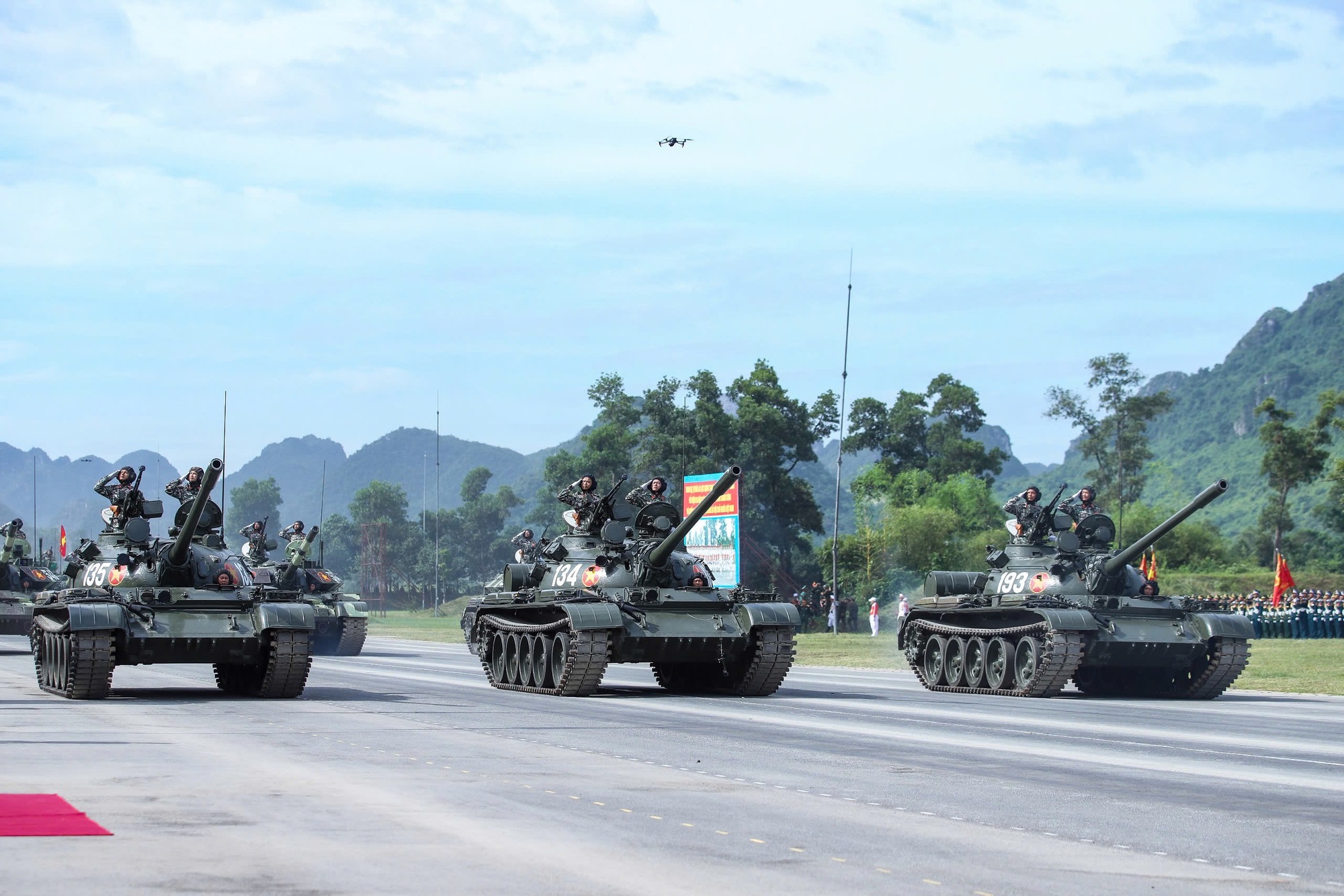 Ngắm xe tăng, tên lửa, UAV hiện đại xuất hiện trong buổi hợp luyện tối 21-8- Ảnh 4. Ngắm xe tăng, tên lửa, UAV hiện đại xuất hiện trong buổi hợp luyện tối 21-8- Ảnh 4.