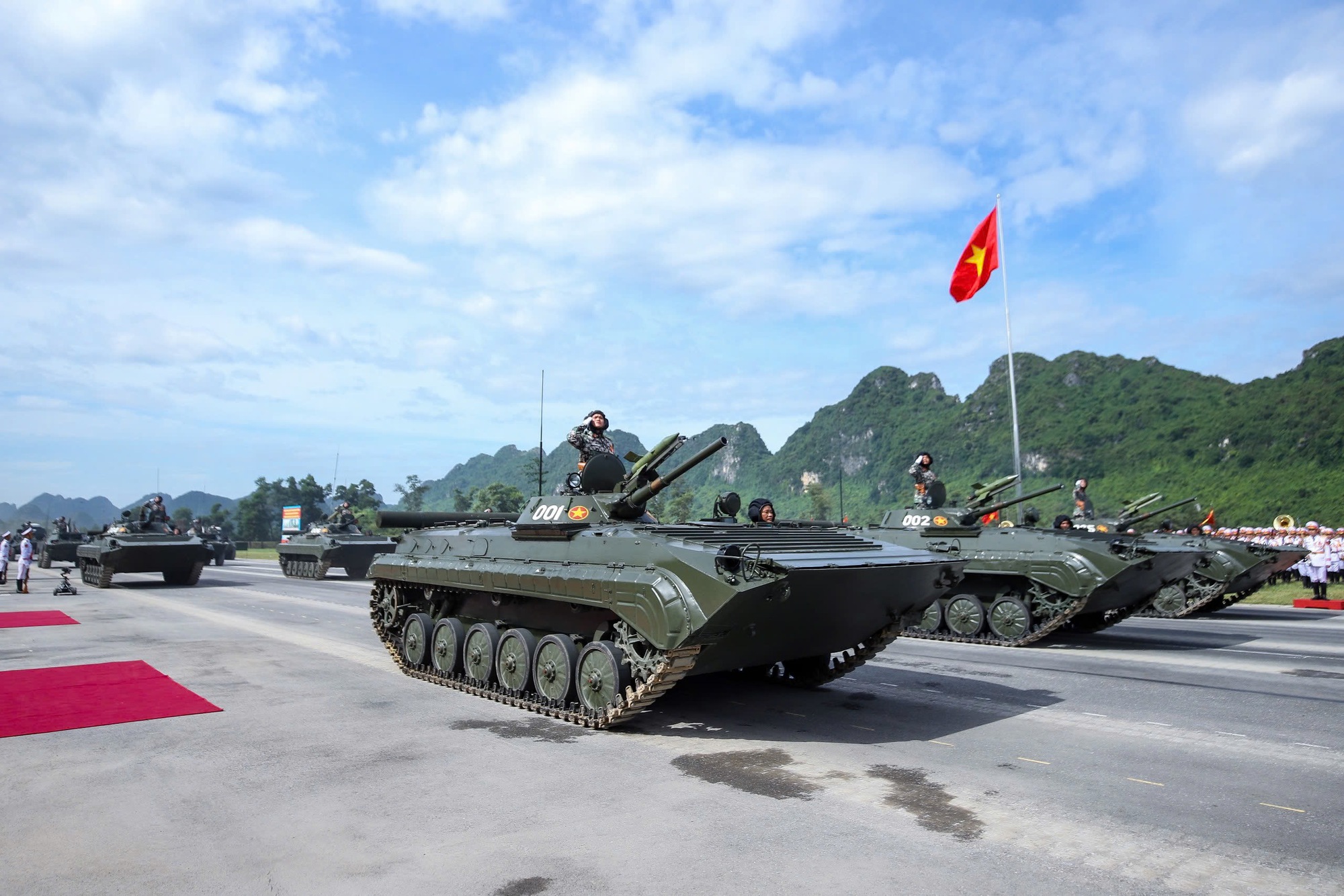 Ngắm xe tăng, tên lửa, UAV hiện đại xuất hiện trong buổi hợp luyện tối 21-8- Ảnh 6. Ngắm xe tăng, tên lửa, UAV hiện đại xuất hiện trong buổi hợp luyện tối 21-8- Ảnh 6.