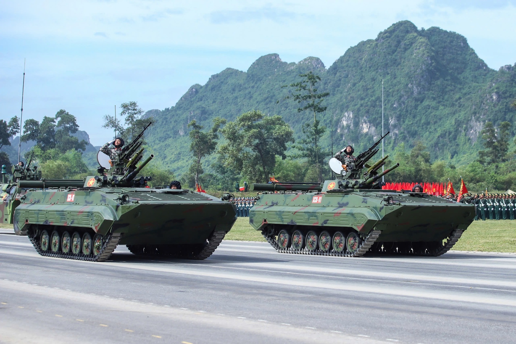 Ngắm xe tăng, tên lửa, UAV hiện đại xuất hiện trong buổi hợp luyện tối 21-8- Ảnh 7. Ngắm xe tăng, tên lửa, UAV hiện đại xuất hiện trong buổi hợp luyện tối 21-8- Ảnh 7.