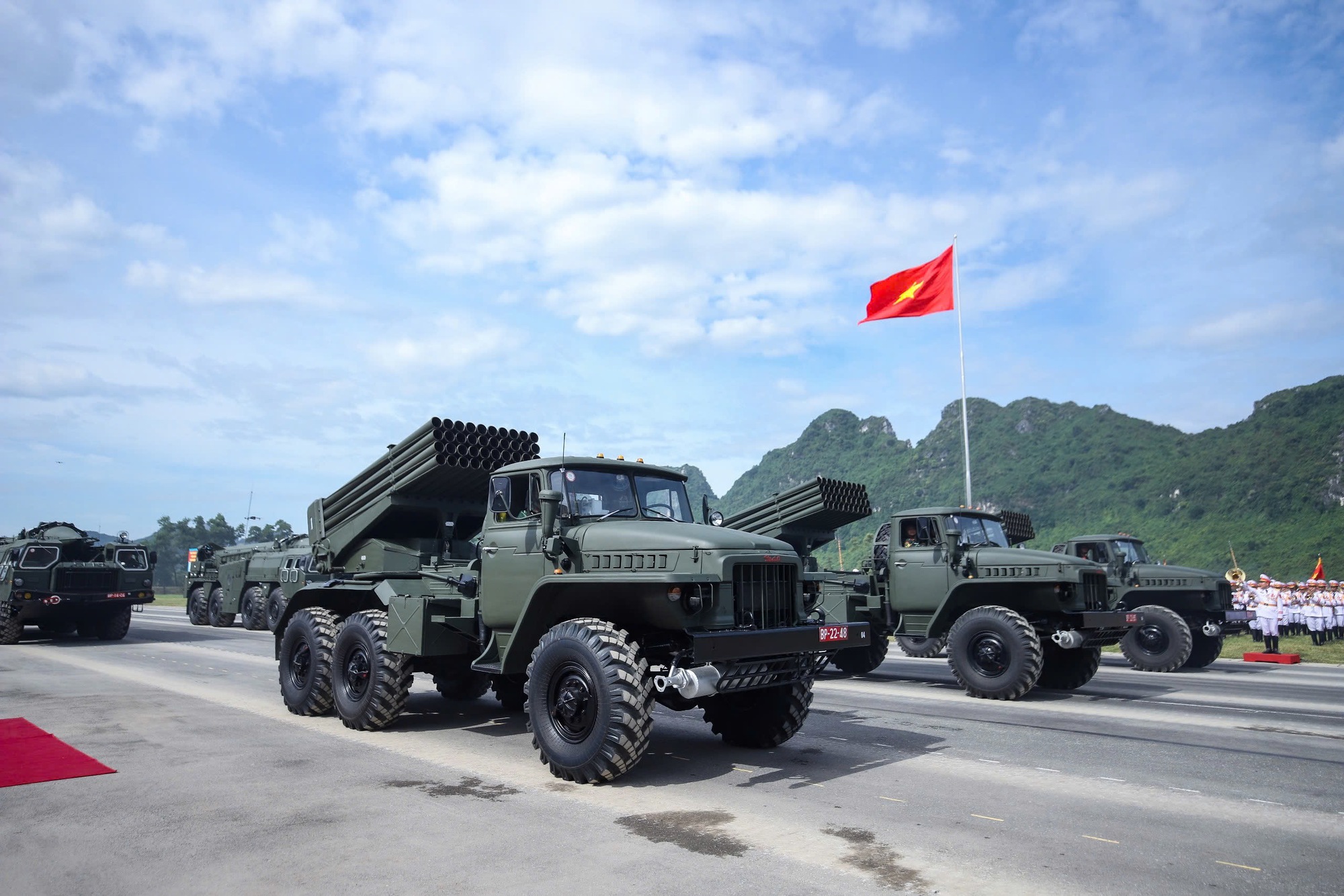 Ngắm xe tăng, tên lửa, UAV hiện đại xuất hiện trong buổi hợp luyện tối 21-8- Ảnh 8. Ngắm xe tăng, tên lửa, UAV hiện đại xuất hiện trong buổi hợp luyện tối 21-8- Ảnh 8.