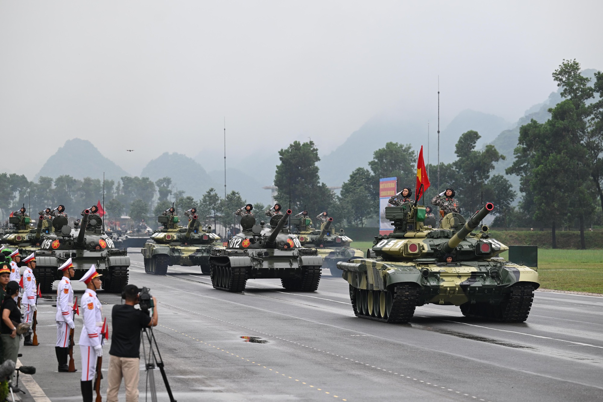 Ngắm xe tăng, tên lửa, UAV hiện đại xuất hiện trong buổi hợp luyện tối 21-8- Ảnh 3. Ngắm xe tăng, tên lửa, UAV hiện đại xuất hiện trong buổi hợp luyện tối 21-8- Ảnh 3.