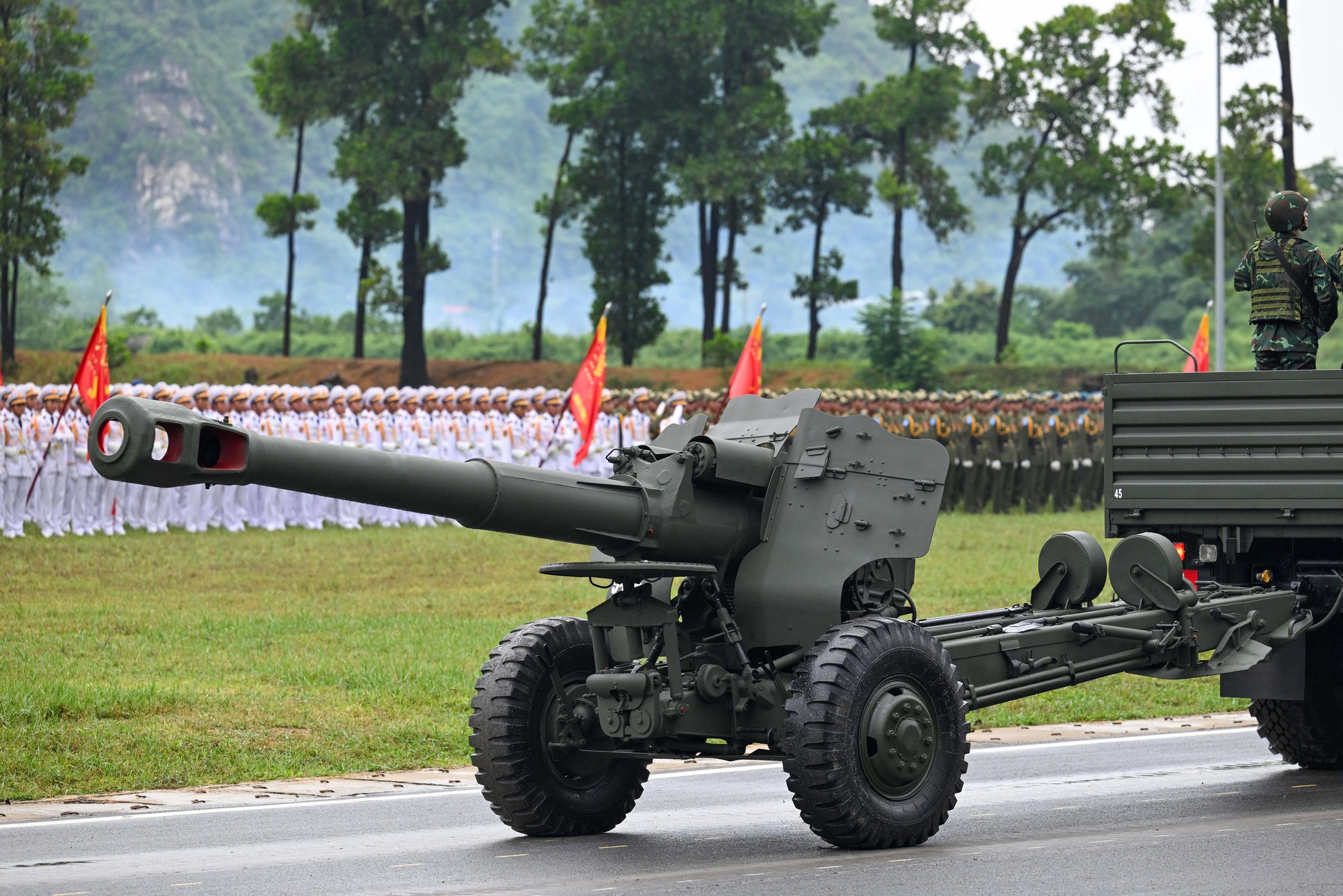 Ngắm xe tăng, tên lửa, UAV hiện đại xuất hiện trong buổi hợp luyện tối 21-8- Ảnh 11. Ngắm xe tăng, tên lửa, UAV hiện đại xuất hiện trong buổi hợp luyện tối 21-8- Ảnh 11.