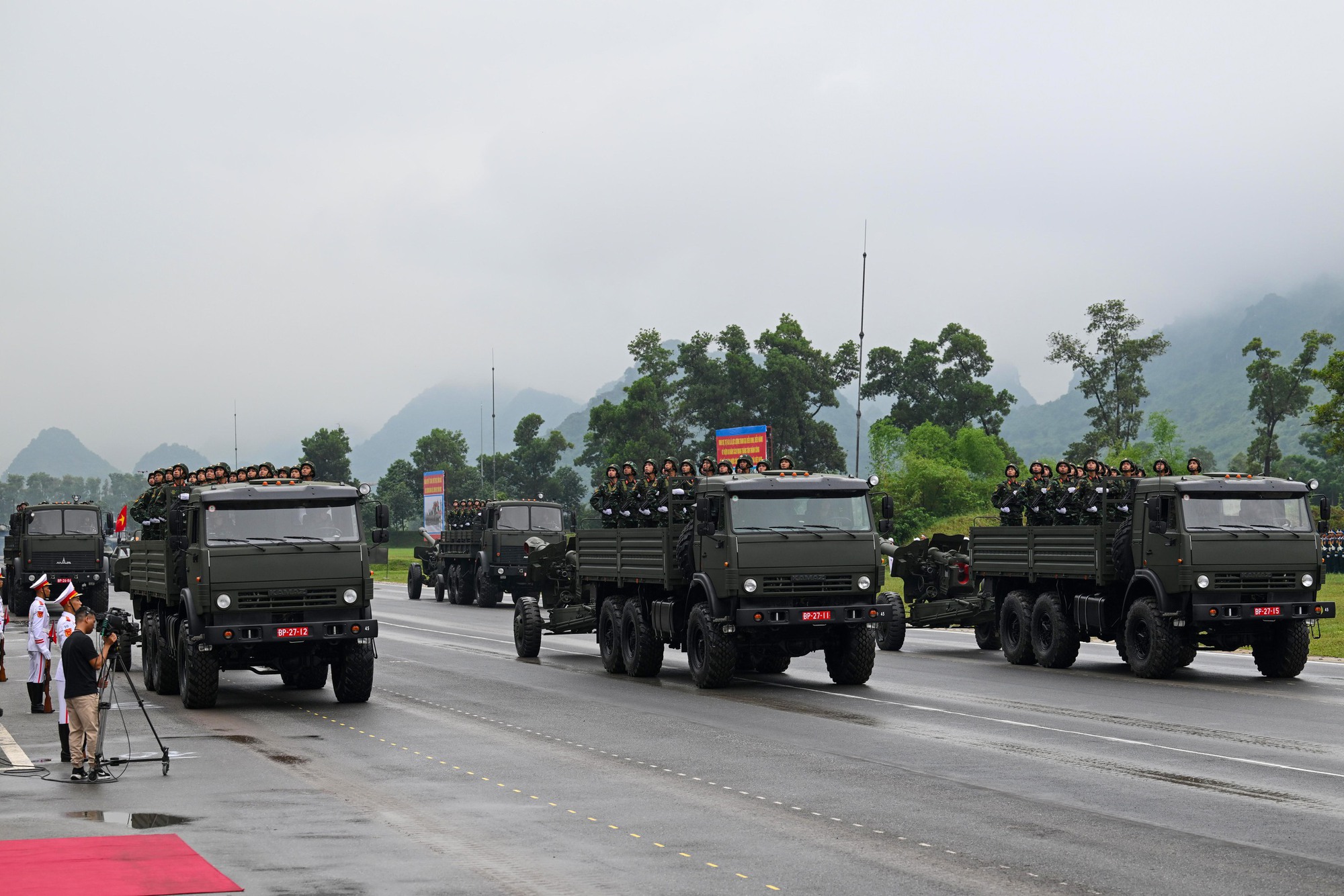Ngắm xe tăng, tên lửa, UAV hiện đại xuất hiện trong buổi hợp luyện tối 21-8- Ảnh 10. Ngắm xe tăng, tên lửa, UAV hiện đại xuất hiện trong buổi hợp luyện tối 21-8- Ảnh 10.