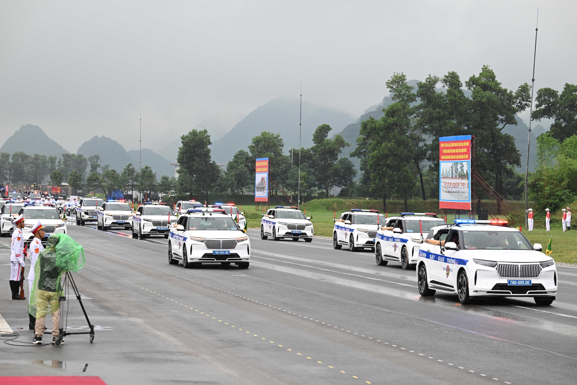 Ngắm xe tăng, tên lửa, UAV hiện đại xuất hiện trong buổi hợp luyện tối 21-8- Ảnh 15. Ngắm xe tăng, tên lửa, UAV hiện đại xuất hiện trong buổi hợp luyện tối 21-8- Ảnh 15.