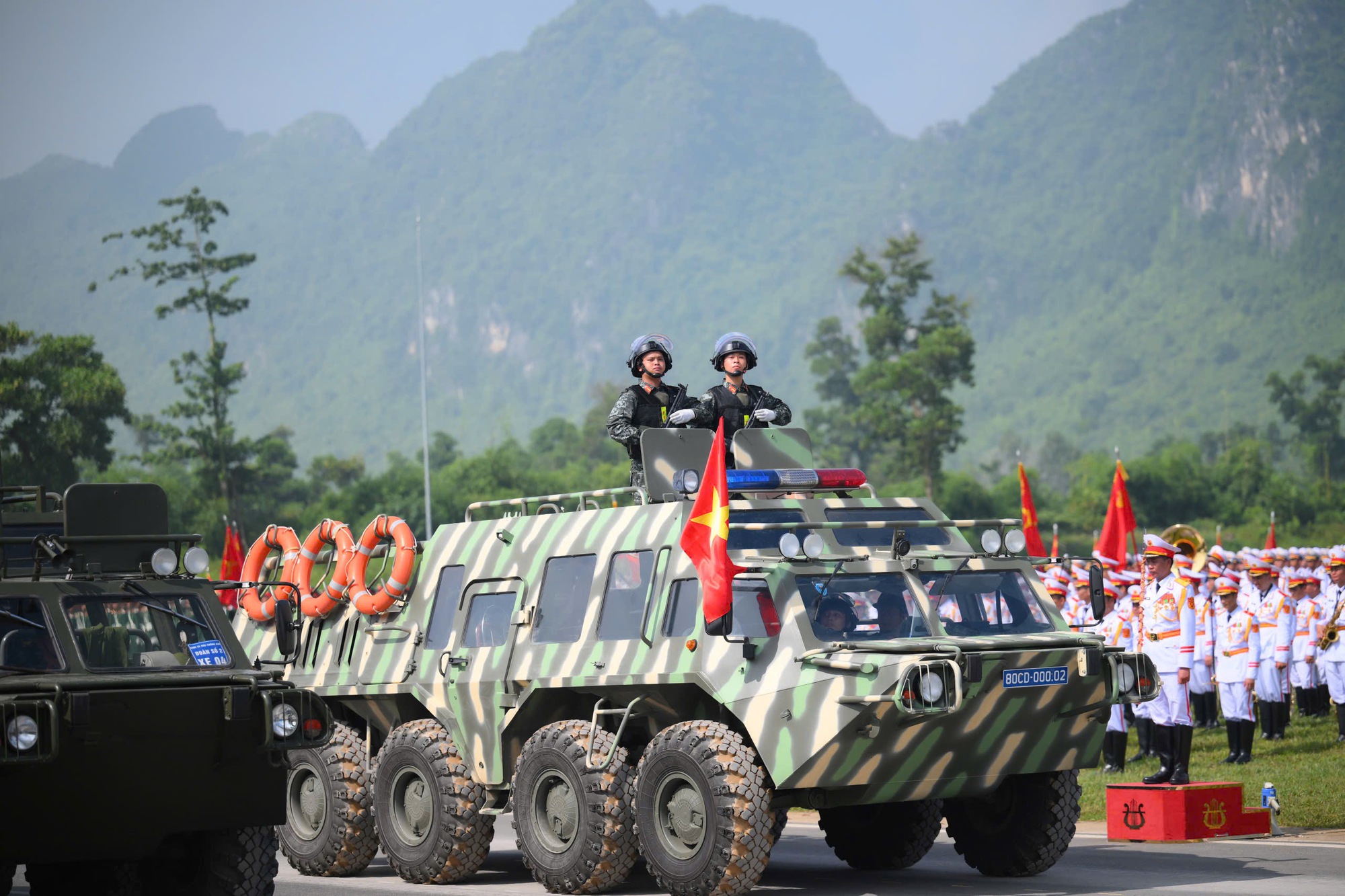 Ngắm xe tăng, tên lửa, UAV hiện đại xuất hiện trong buổi hợp luyện tối 21-8- Ảnh 16. Ngắm xe tăng, tên lửa, UAV hiện đại xuất hiện trong buổi hợp luyện tối 21-8- Ảnh 16.