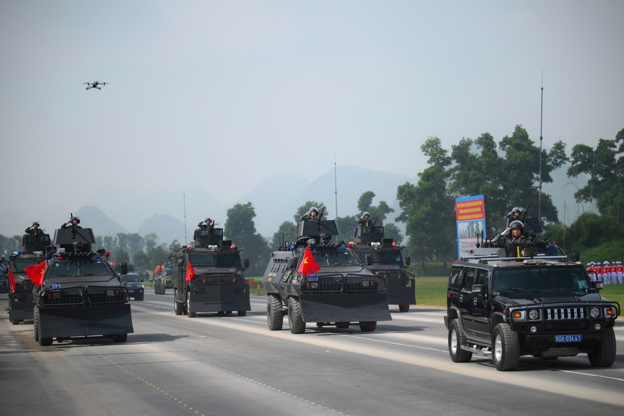 Ngắm xe tăng, tên lửa, UAV hiện đại xuất hiện trong buổi hợp luyện tối 21-8- Ảnh 17. Ngắm xe tăng, tên lửa, UAV hiện đại xuất hiện trong buổi hợp luyện tối 21-8- Ảnh 17.