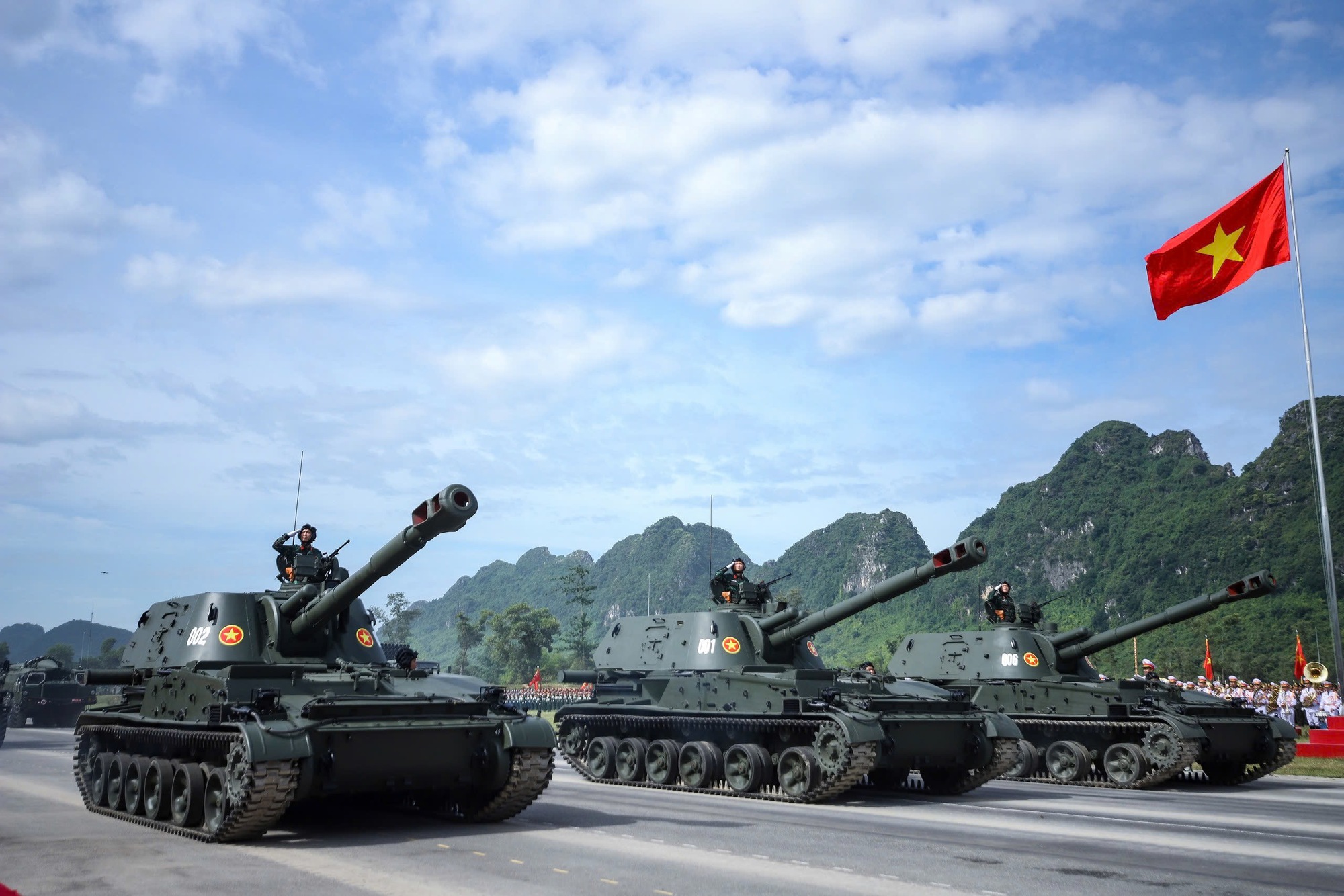 Ngắm xe tăng, tên lửa, UAV hiện đại xuất hiện trong buổi hợp luyện tối 21-8- Ảnh 9. Ngắm xe tăng, tên lửa, UAV hiện đại xuất hiện trong buổi hợp luyện tối 21-8- Ảnh 9.