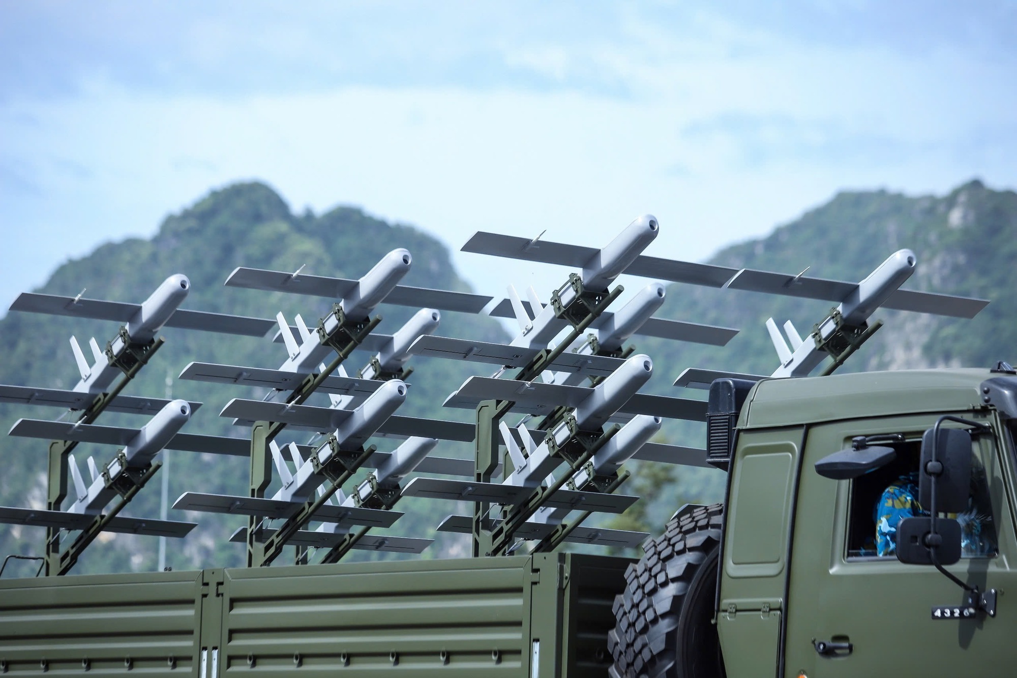 Ngắm xe tăng, tên lửa, UAV hiện đại xuất hiện trong buổi hợp luyện tối 21-8- Ảnh 14. Ngắm xe tăng, tên lửa, UAV hiện đại xuất hiện trong buổi hợp luyện tối 21-8- Ảnh 14.