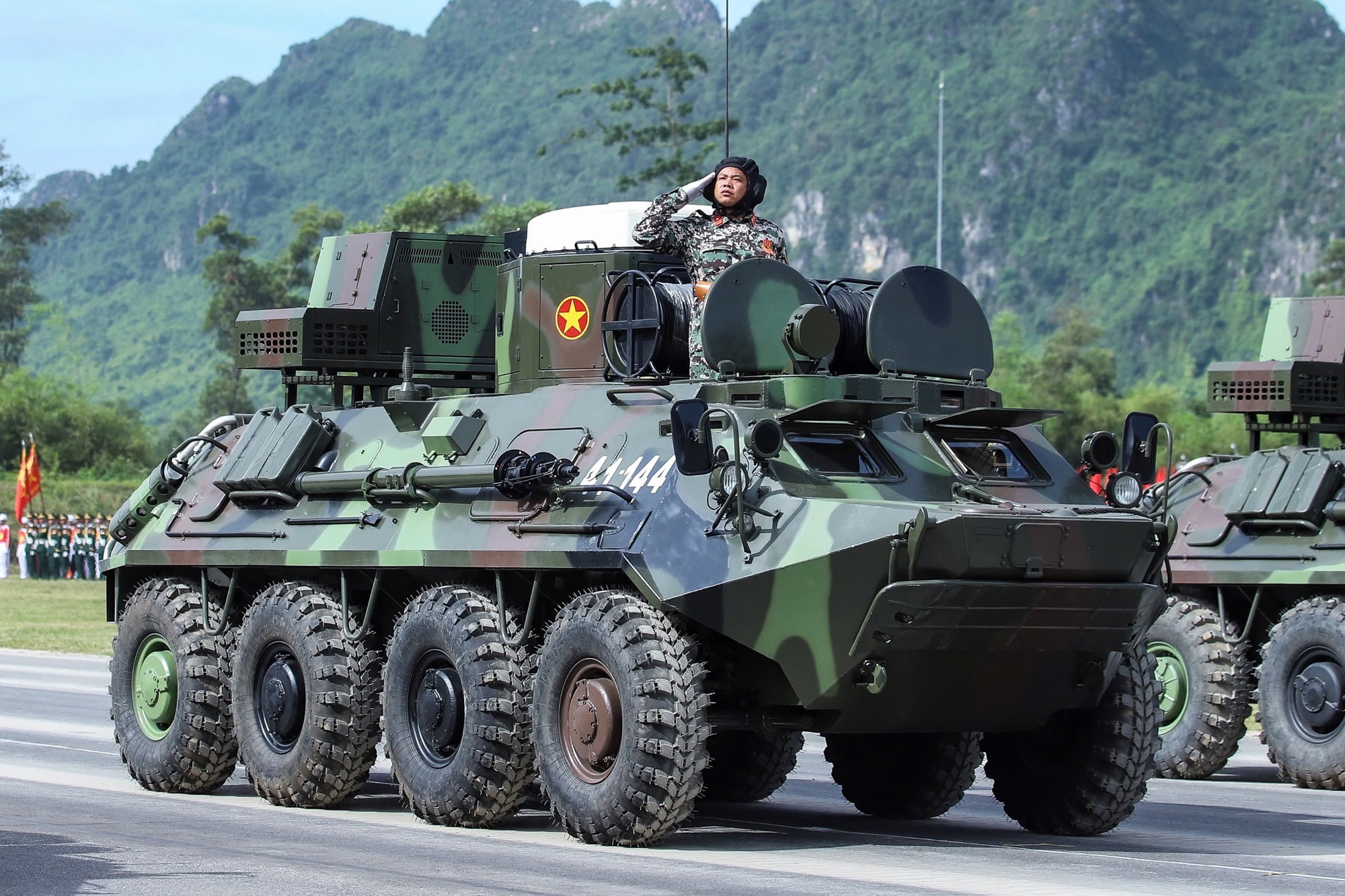 Ngắm xe tăng, tên lửa, UAV hiện đại xuất hiện trong buổi hợp luyện tối 21-8- Ảnh 5. Ngắm xe tăng, tên lửa, UAV hiện đại xuất hiện trong buổi hợp luyện tối 21-8- Ảnh 5.