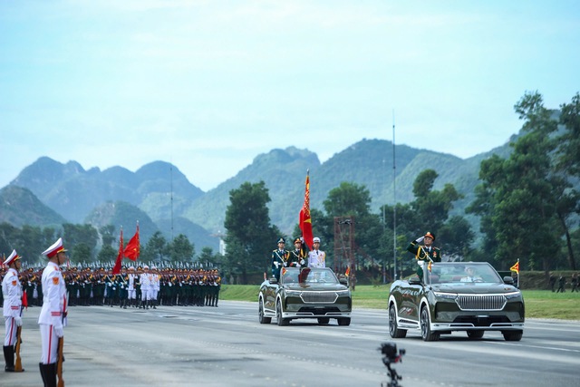 Ngắm xe tăng, tên lửa, UAV hiện đại xuất hiện trong buổi hợp luyện tối 21-8- Ảnh 1. Ngắm xe tăng, tên lửa, UAV hiện đại xuất hiện trong buổi hợp luyện tối 21-8- Ảnh 1.