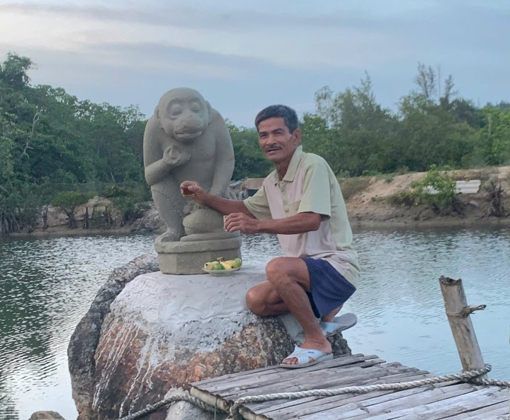 Ra biển câu cá, người đàn ông ở Quảng Ngãi phát hiện tượng thần khỉ Hanuman- Ảnh 1.