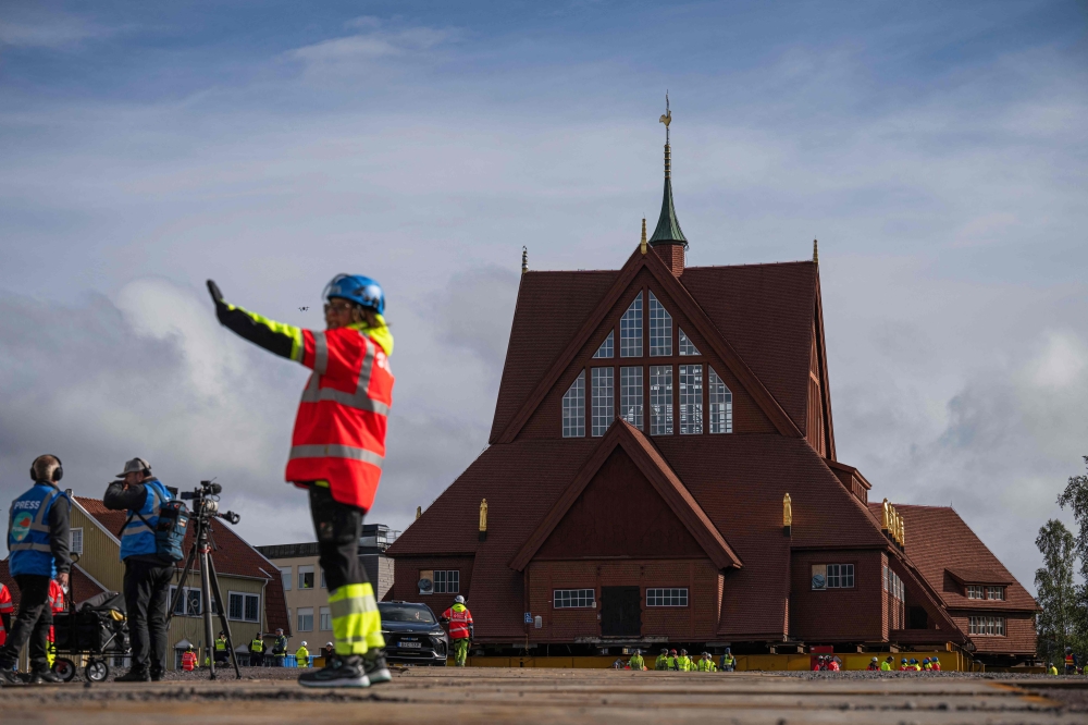 Công trình nặng 672 tấn được vận chuyển nguyên vẹn bằng ô tô đến địa điểm mới: "Thần đèn" đã làm thế nào? - Ảnh 1. Công trình nặng 672 tấn được vận chuyển nguyên vẹn bằng ô tô đến địa điểm mới: "Thần đèn" đã làm thế nào? - Ảnh 1.
