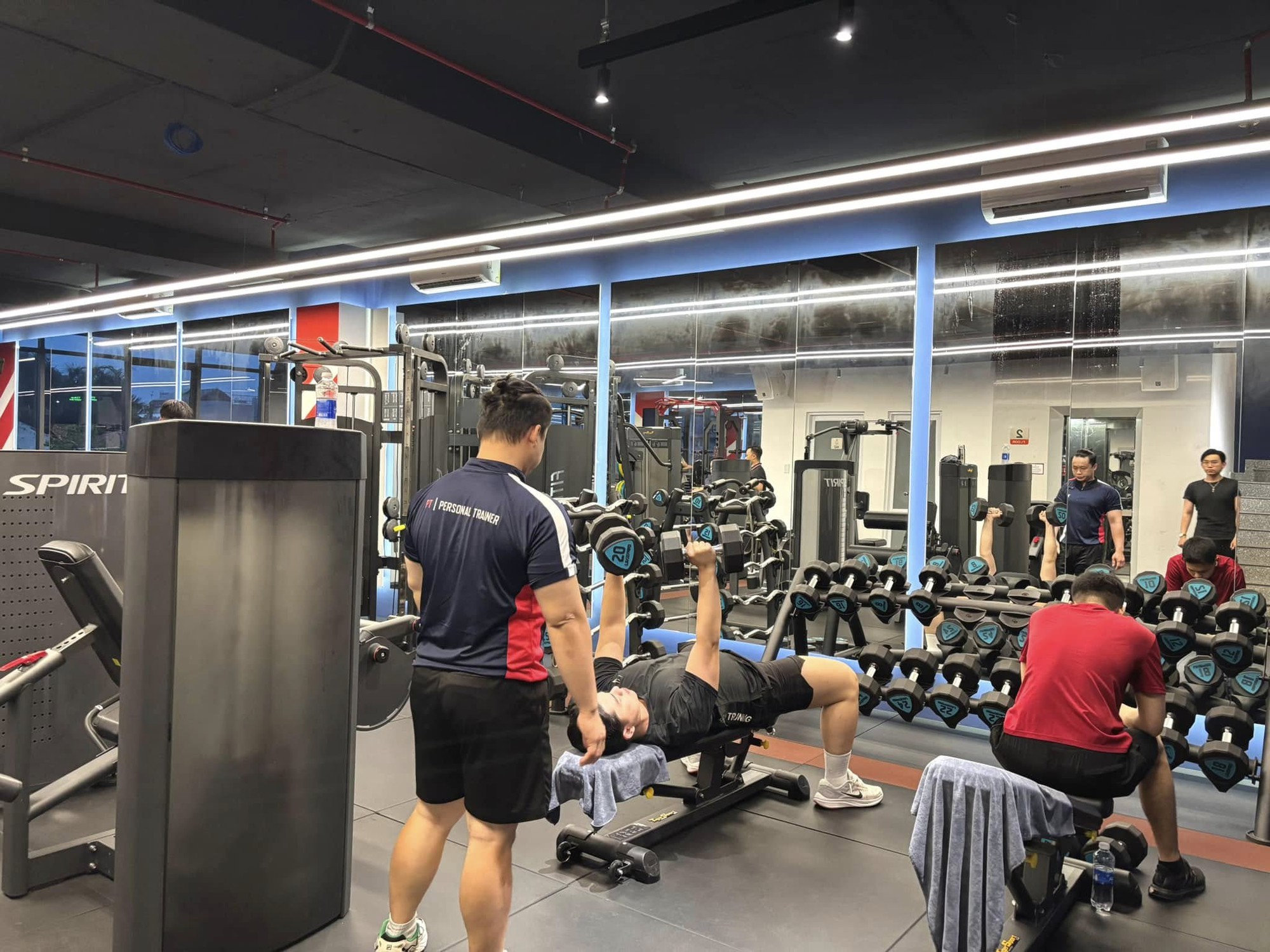 Chuỗi gym ở TPHCM vừa ngưng hoạt động: Mới mở gần 3 năm, hợp đồng có điều khoản "không hoàn trả lại các phí đã đóng" - Ảnh 1.
