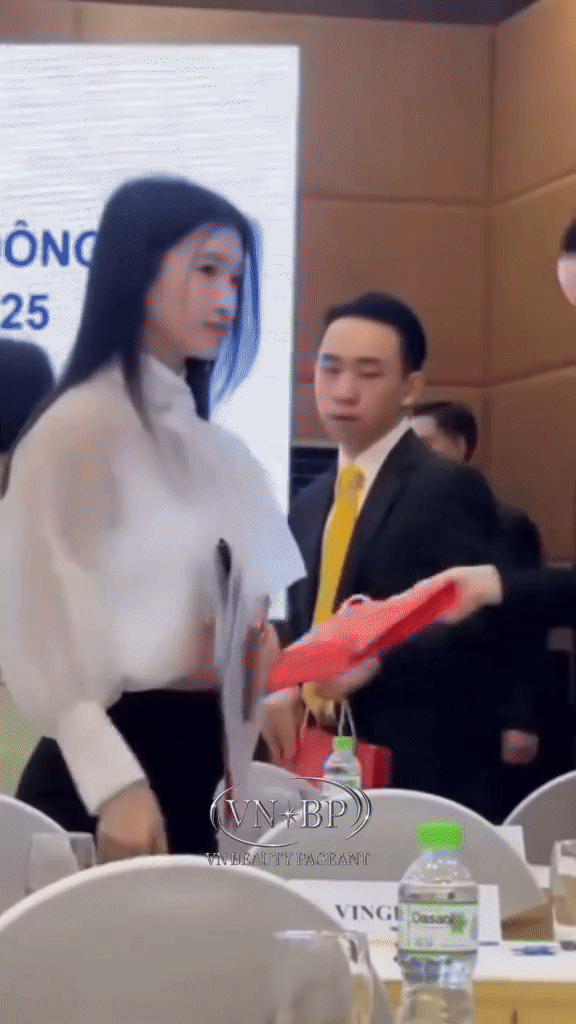 Ảnh hiếm để lộ khoảnh khắc thật của Á hậu Phương Nhi khi xuất hiện cùng nhà chồng tỷ phú- Ảnh 4.