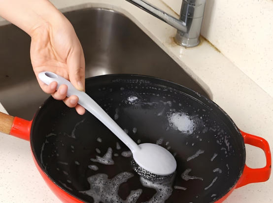 Một người rửa bát, cả nhà ung thư? 6 thói quen "tẩm chất độc" vào bát đĩa cần bỏ ngay - Ảnh 4.