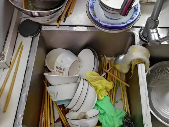 Một người rửa bát, cả nhà ung thư? 6 thói quen "tẩm chất độc" vào bát đĩa cần bỏ ngay - Ảnh 1.